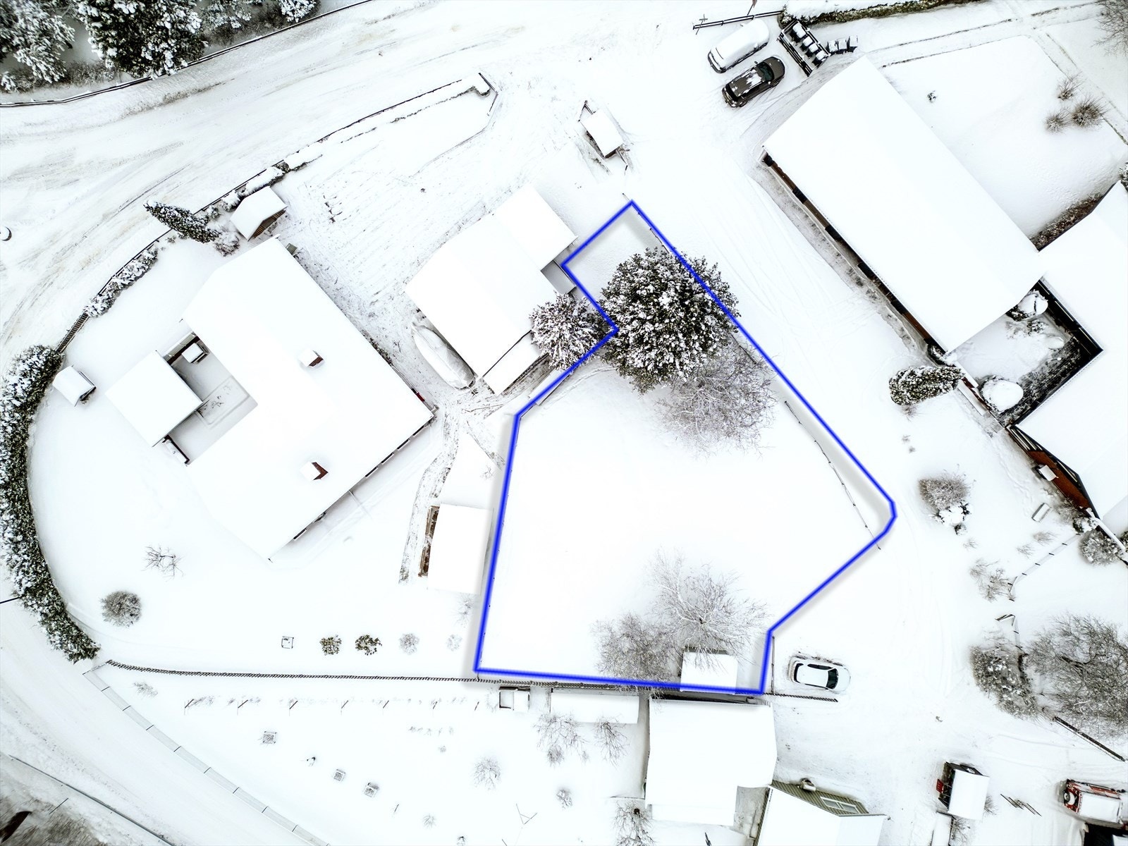 Oversiktsbilde med skissert tomtegrenser. Galleribilde