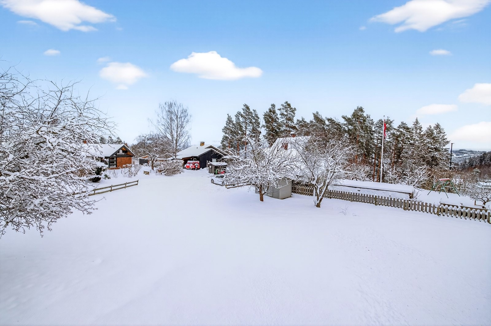 Tomten ligger i utkanten av feltet. Galleribilde
