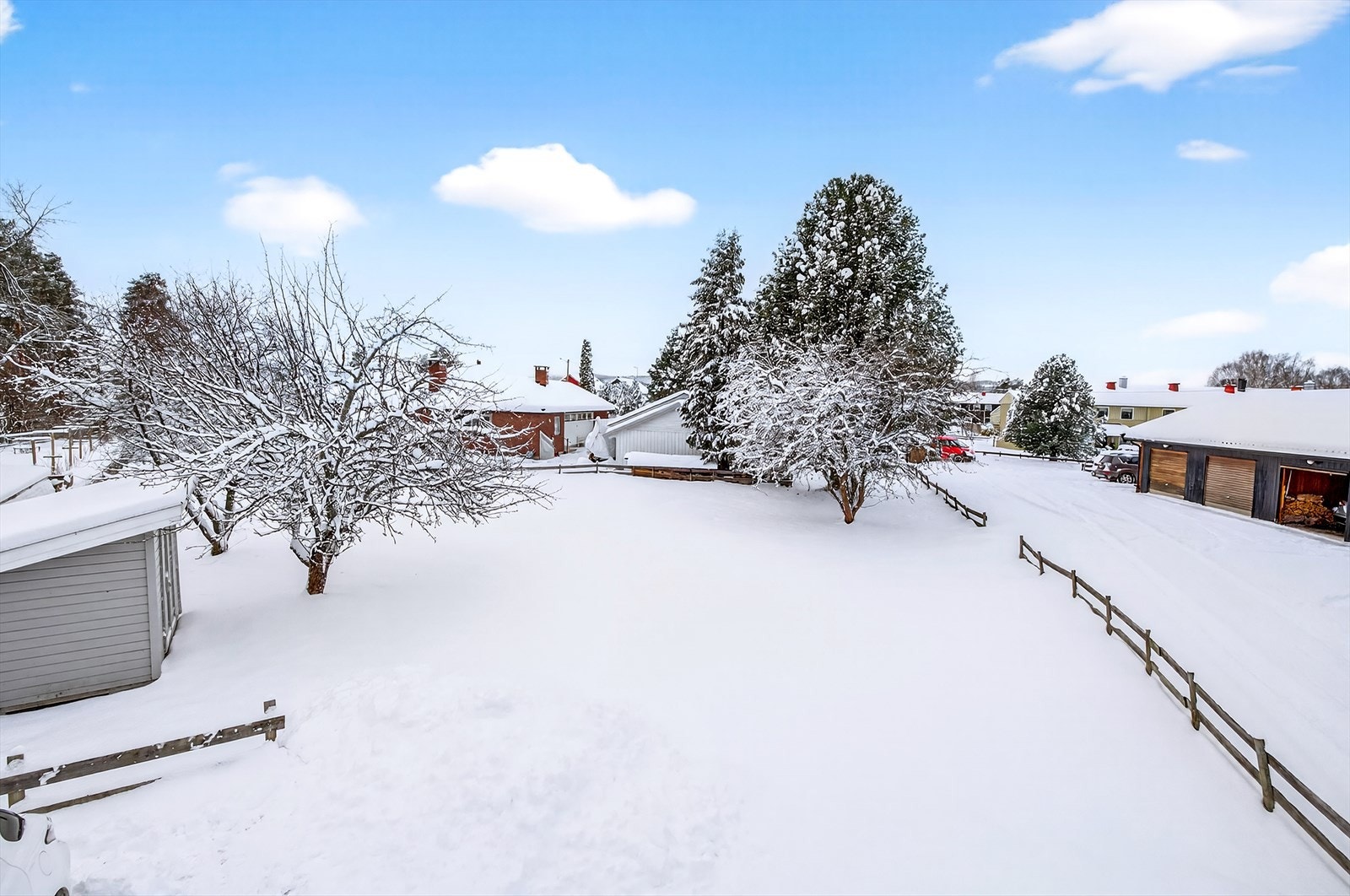 Tomten er kun inspisert med snø. Galleribilde