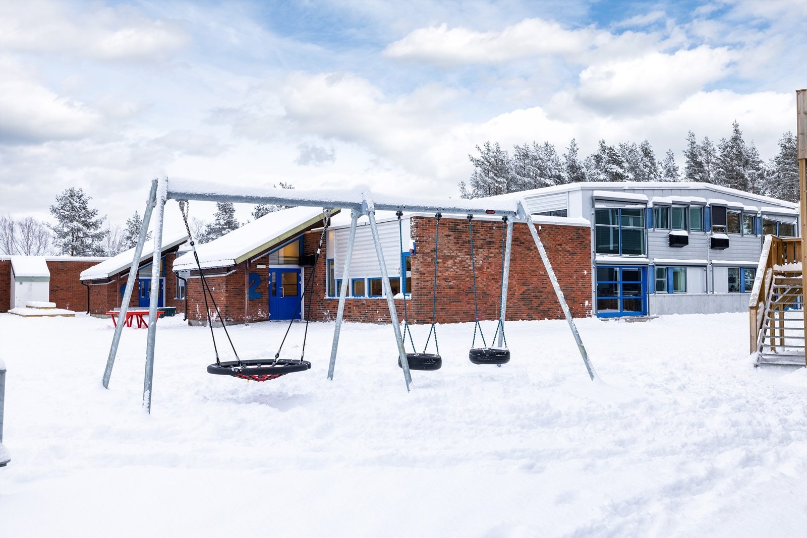Veien skole ligger 2,5 km unna eiendommen. Galleribilde