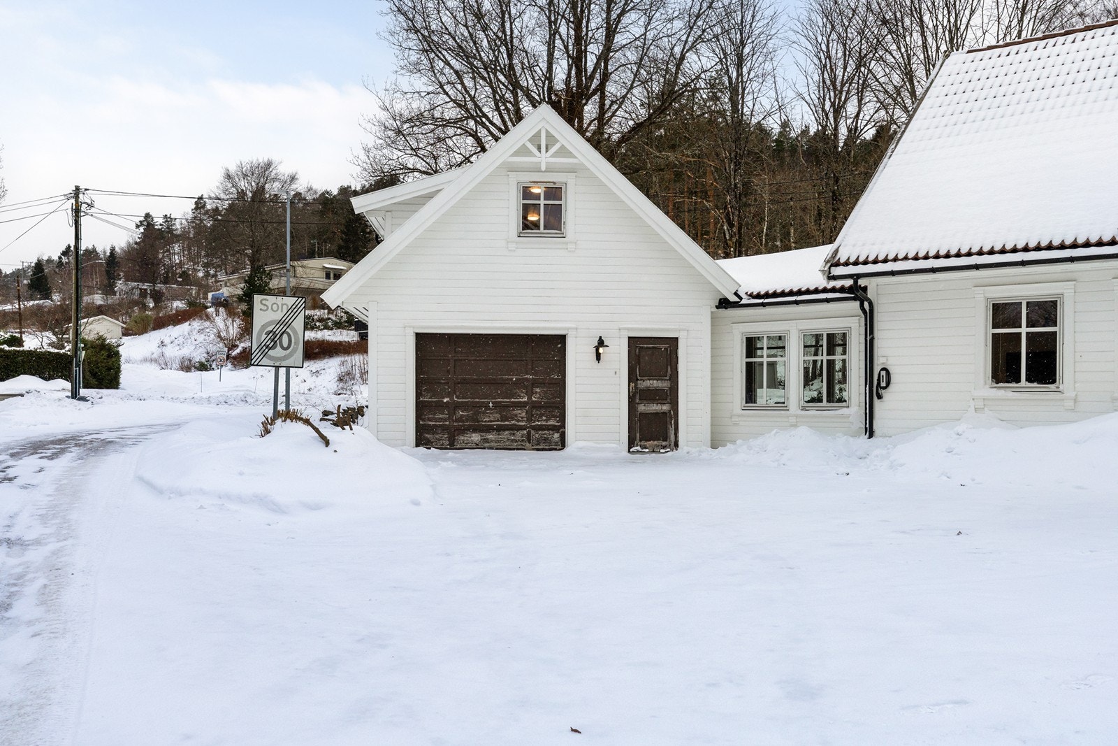 Garasje med loft er innredet og benyttet som hybel, bruken er ikke omsøkt og avviker fra godkjente tegninger Galleribilde