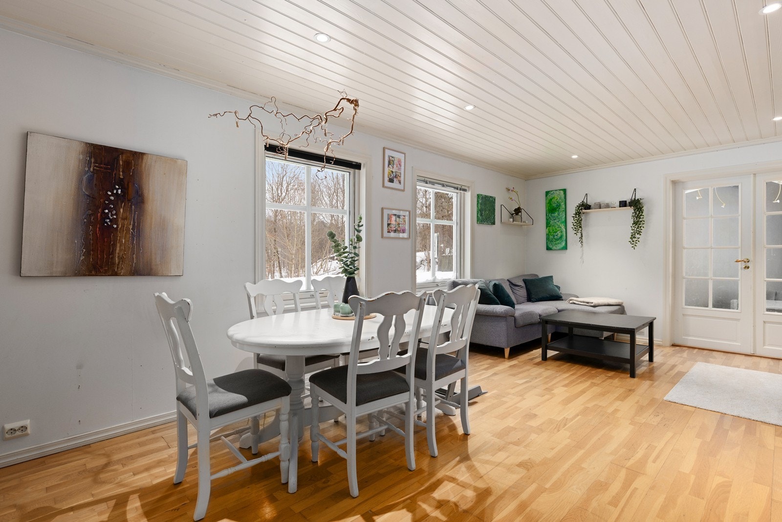 Stue med god plass til både sofa- og spisegruppe Galleribilde