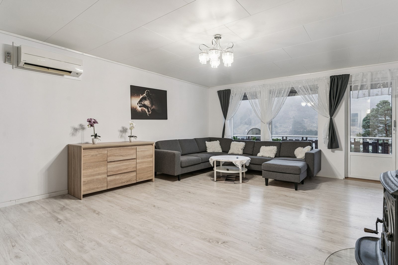 I stova er det fleire, store vindaugsflater og balkongdør ut til overbygd altan. Galleribilde