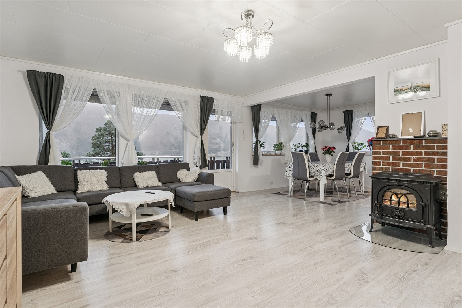 Stove i 1.etasje med laminat på golv, malt gips på veger og himlingsplater i tak. Galleribilde