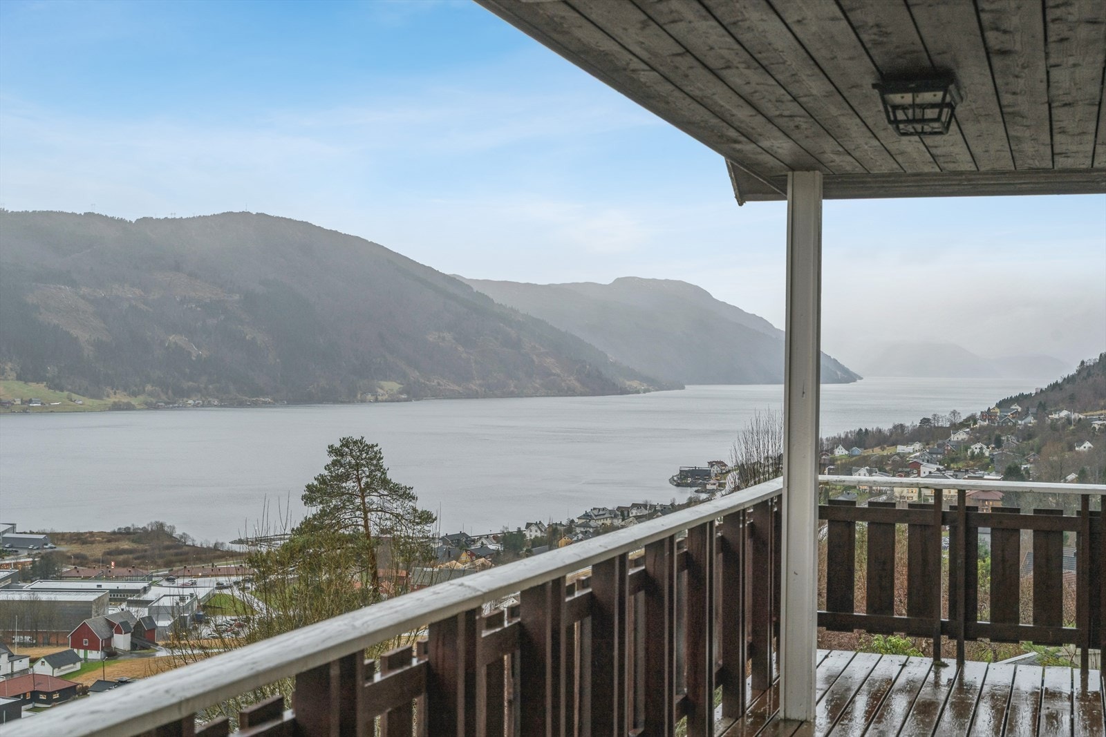 Supert å kunne sitje på overbygd altan med denne utsikta Galleribilde