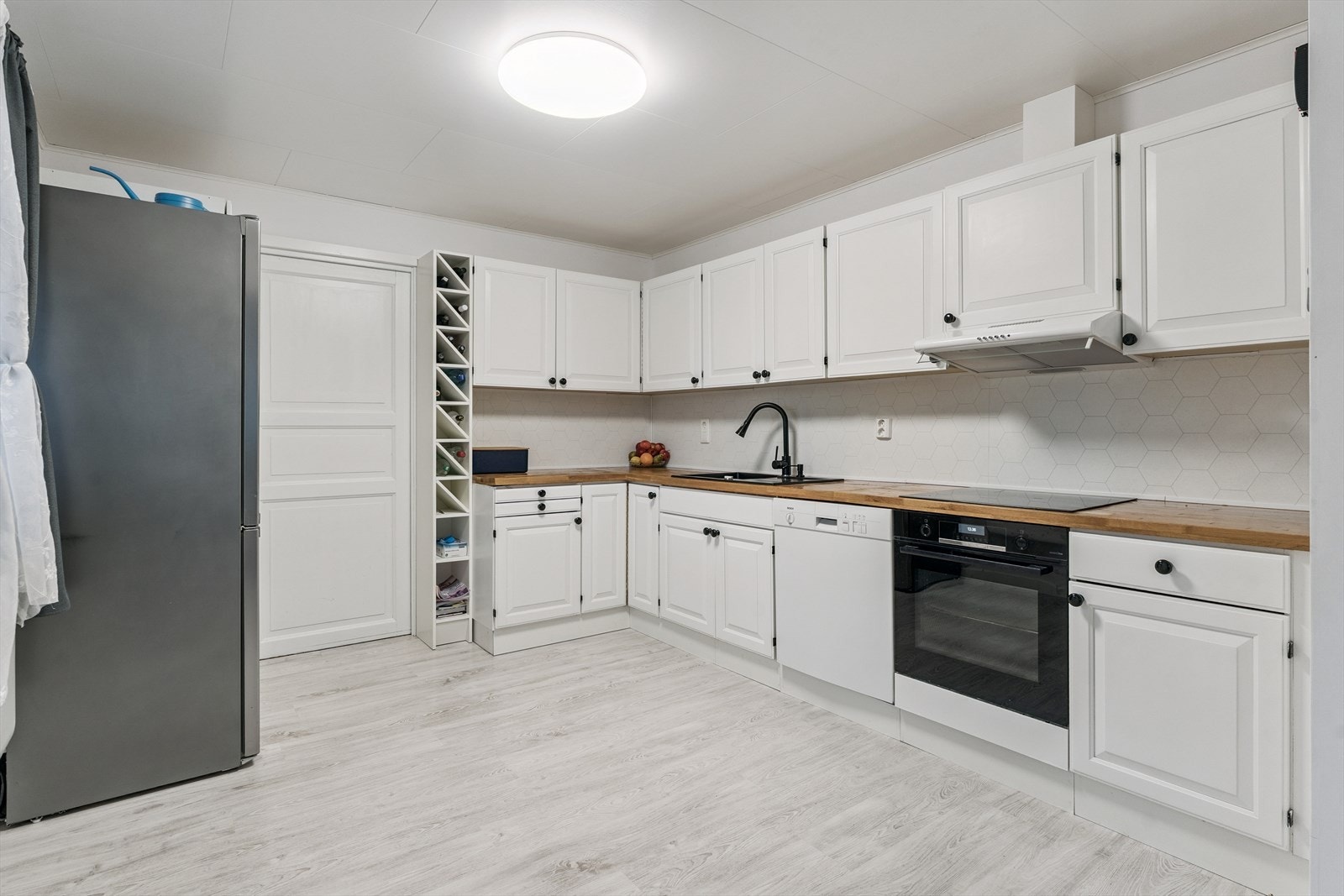 Frå kjøkken er det dør til vaskerom og vidare til kjølerom Galleribilde