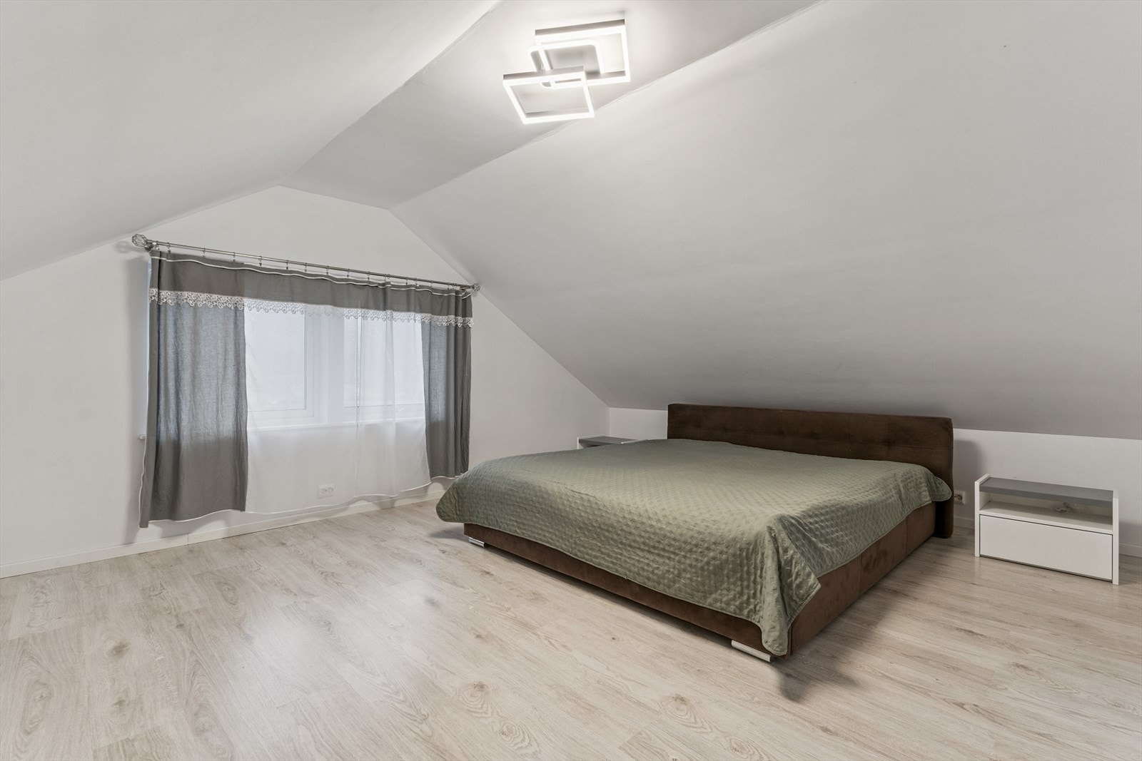 Eitt av to gode soverom i loftetasje. Dette rommet har garderoberom også. Galleribilde