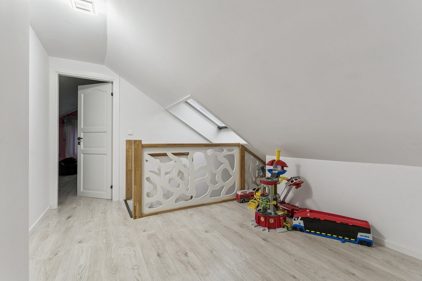 Loftstove/gang ved trapp i loftetasje. Også her er det lagt laminat på golv, og det er malte plater på vegg Galleribilde