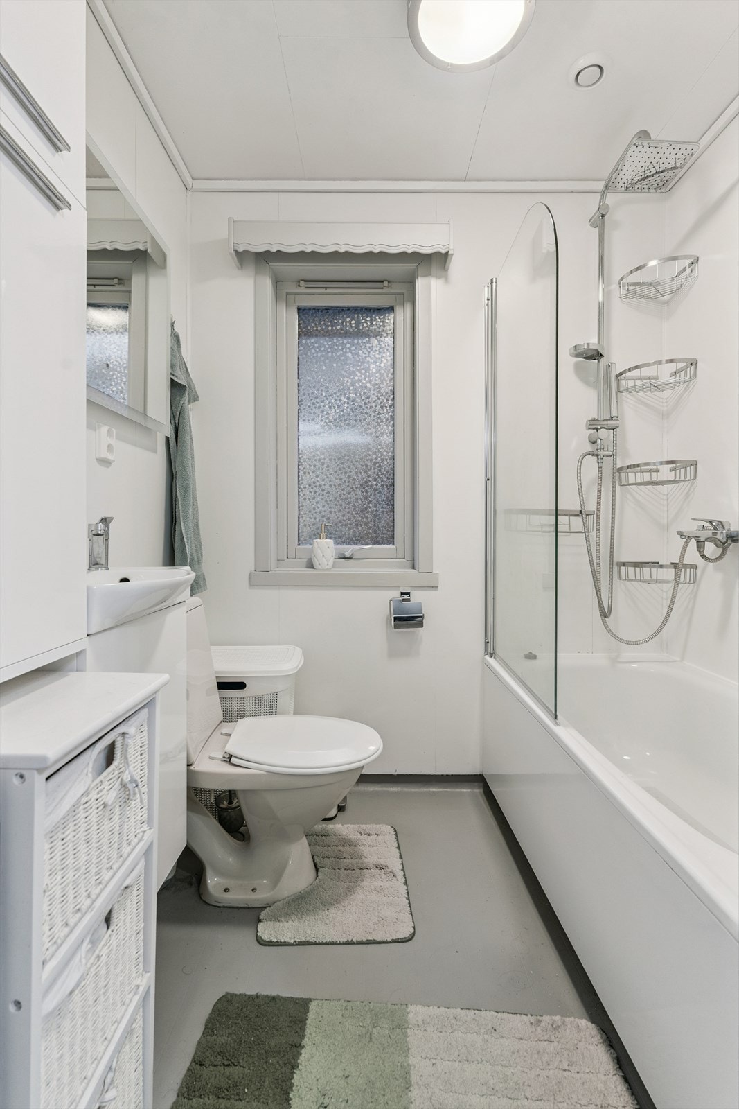 Det er montert glasvegg på badekar Galleribilde