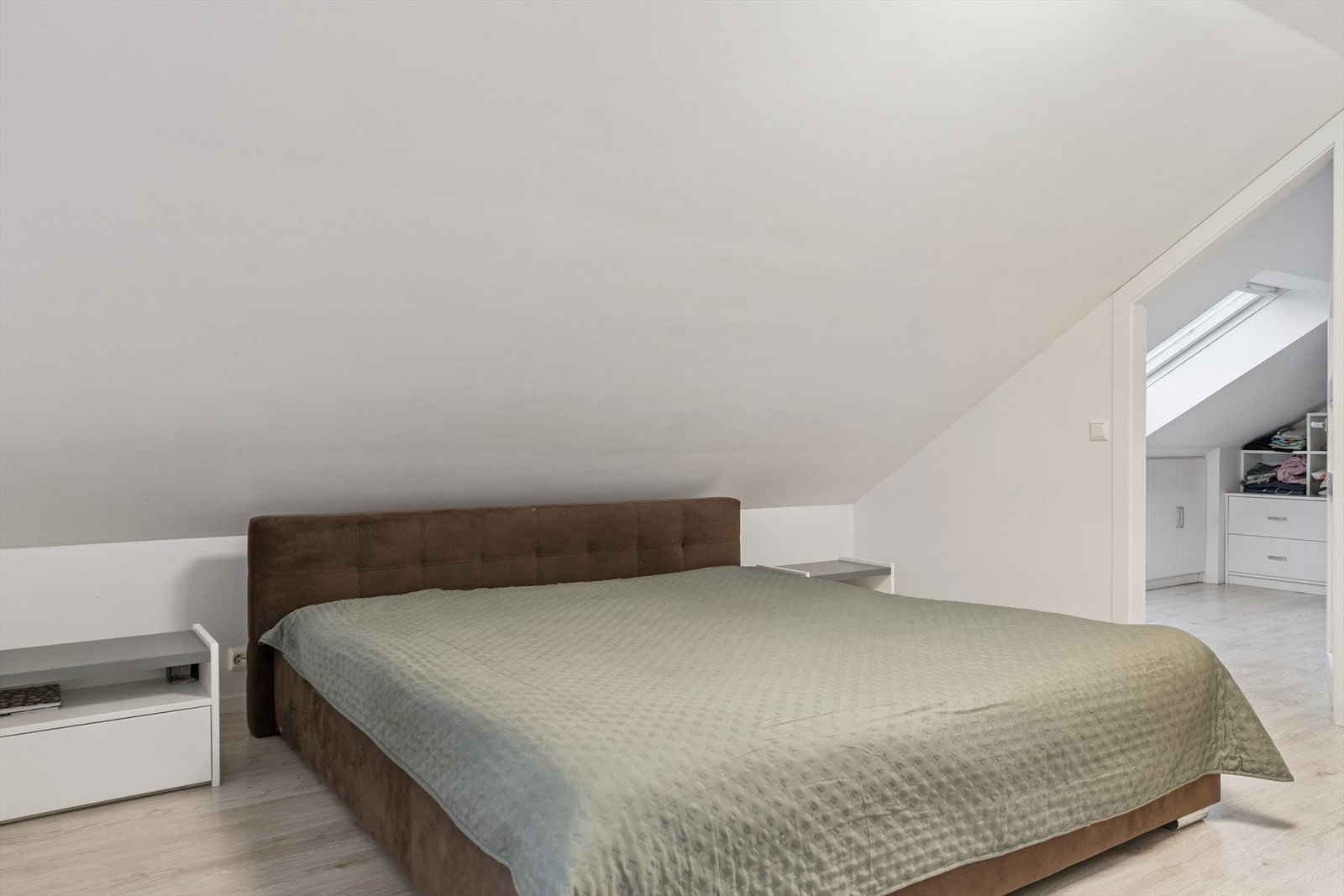 Godt med plass for romsleg dobbeltseng og oppbevaringsmøblar i rommet Galleribilde