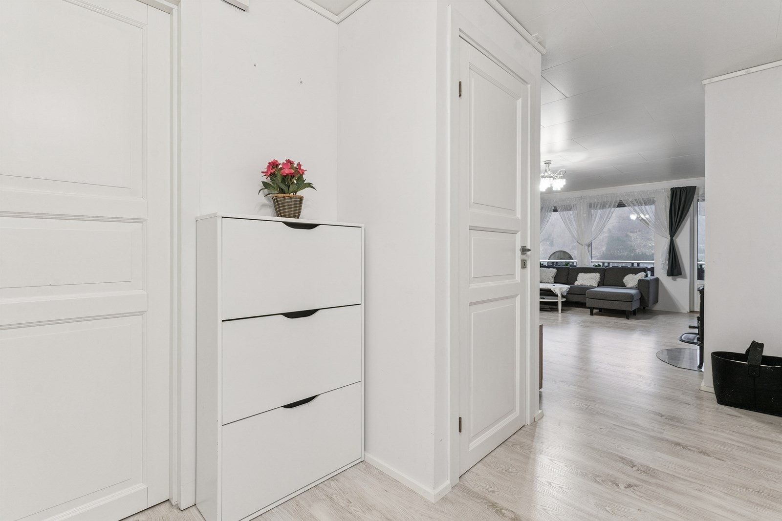 Her finn du ein gjennomgåande lys og god familiebustad med mulighet for utleige i underetasje. Galleribilde