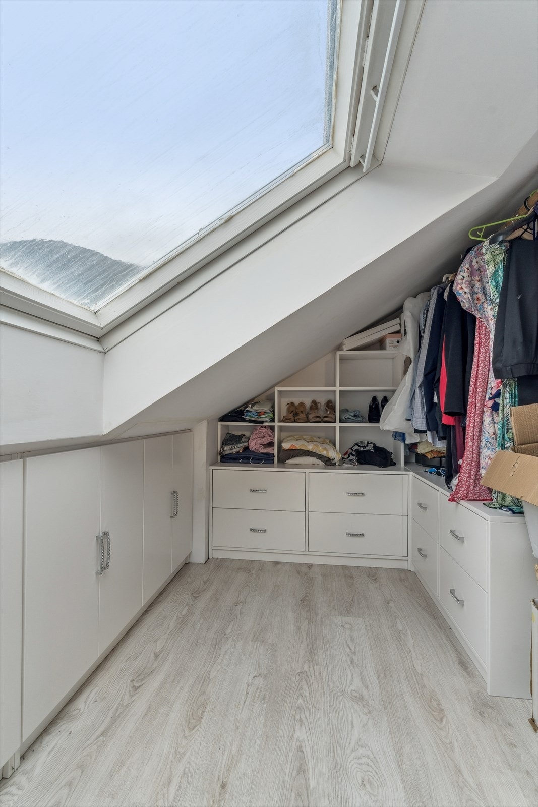 "walk-in" med takvindu i tilknytning til hovudsoverom i loftetasje Galleribilde