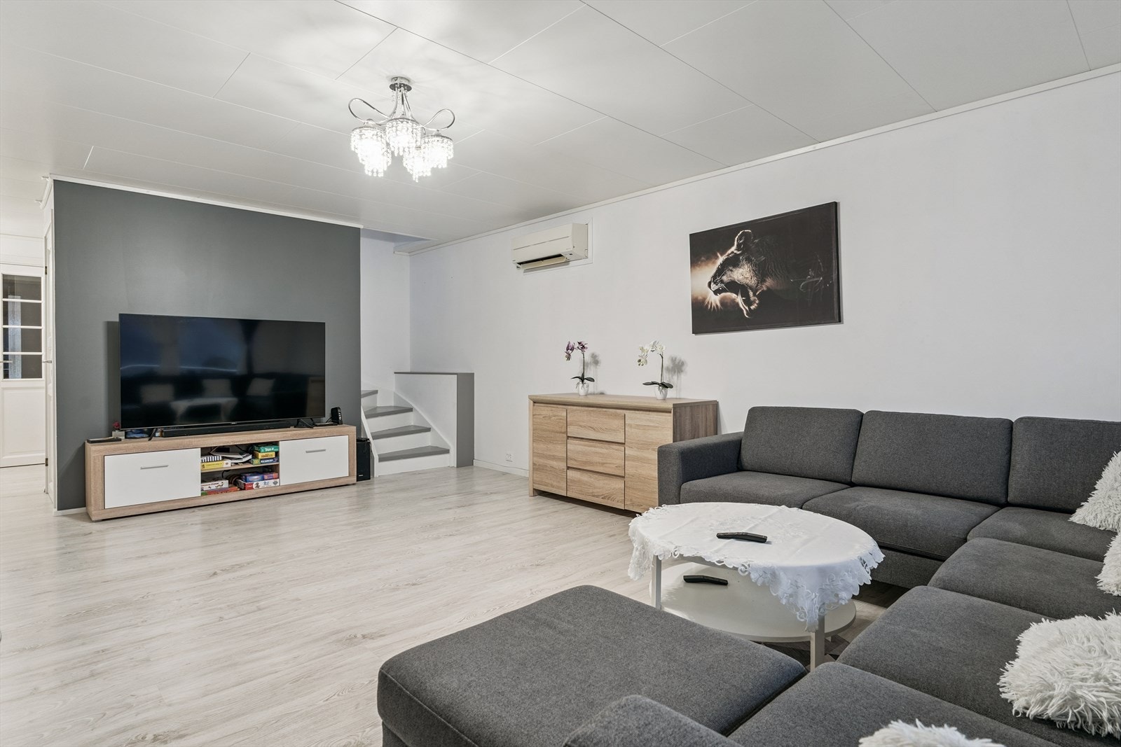 I stove er det både vedomn og varmepumpe. Frå stova er det også trapp til loftetasje Galleribilde