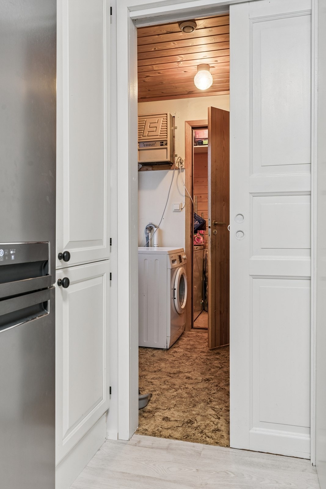 På grovkjøkken ligg det belegg på golv, plater på vegg og panel i himling. Det er samme standard i kjølerom Galleribilde