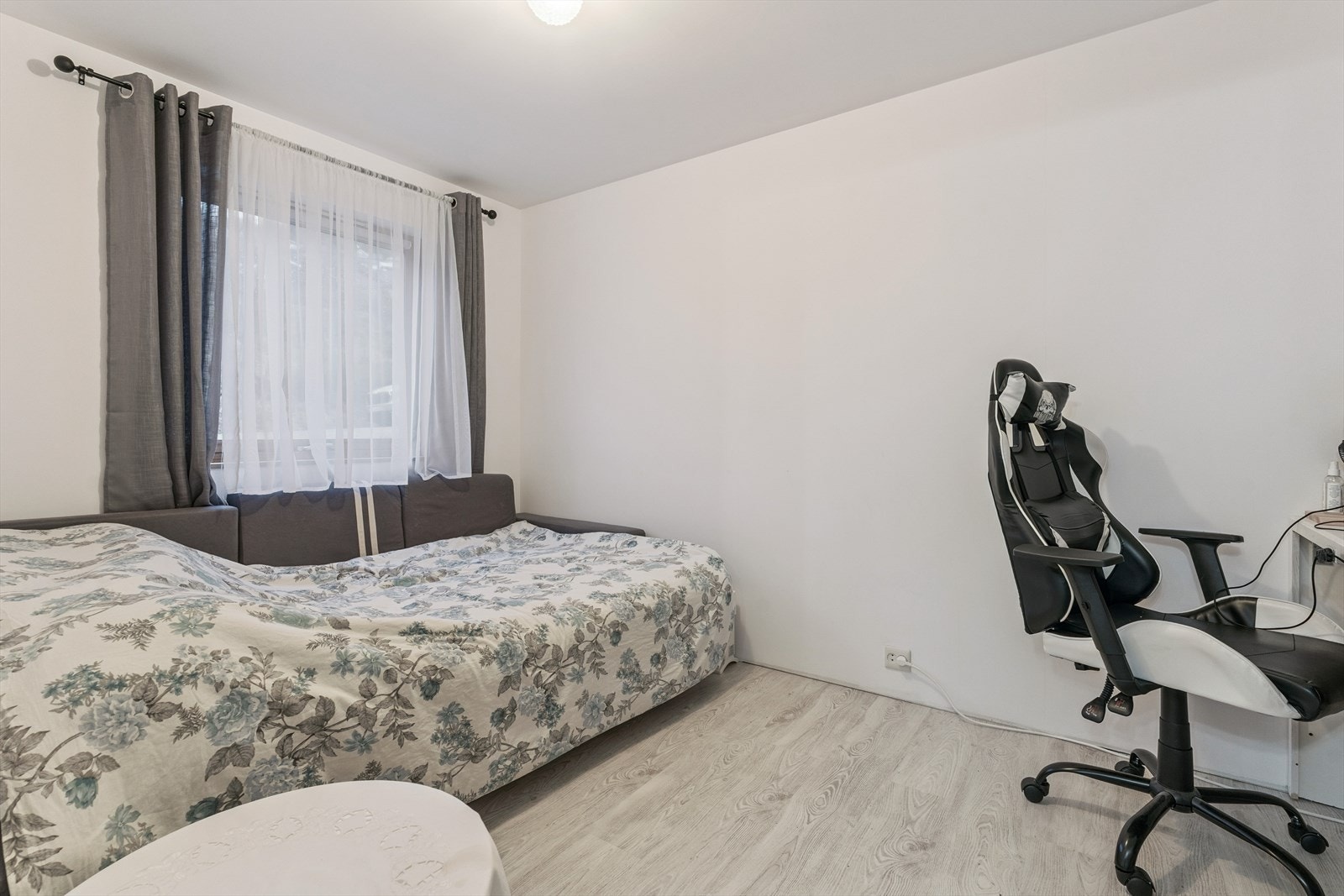 Soverom i 1.etasje. Også med laminat på golv og malte plater på vegg. Galleribilde