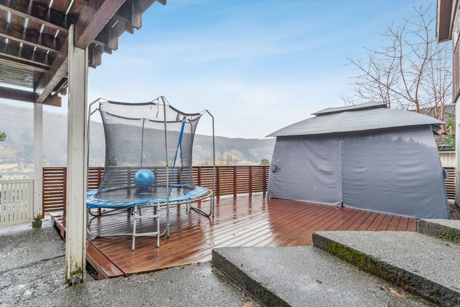 Fint opparbeida uteareal med betongtrapper, og terrasse Galleribilde