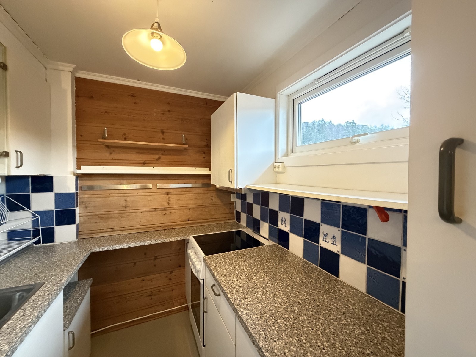 Kjøkken med god benkeplass. Galleribilde