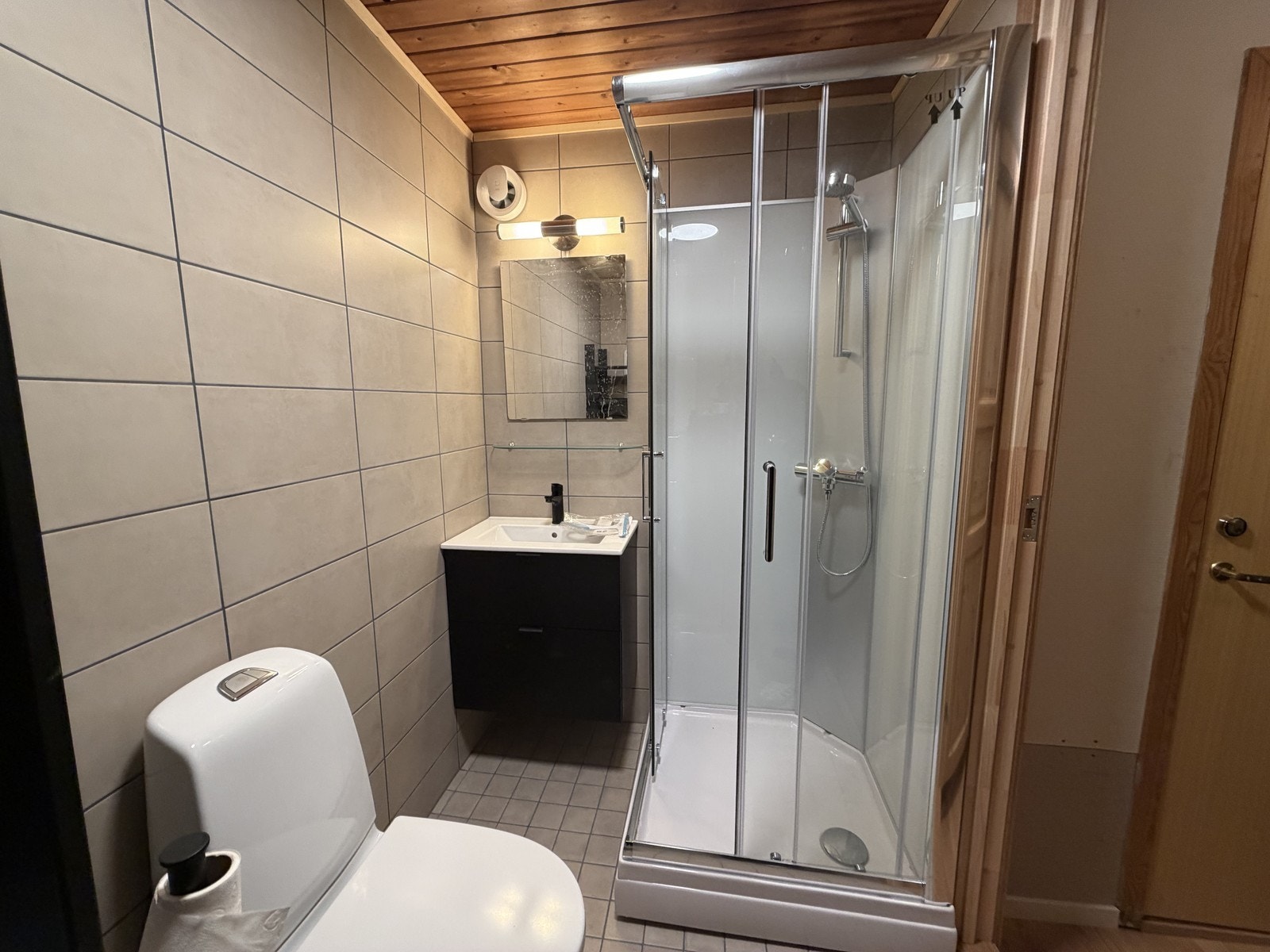 Stilrent helfliset baderom. Galleribilde