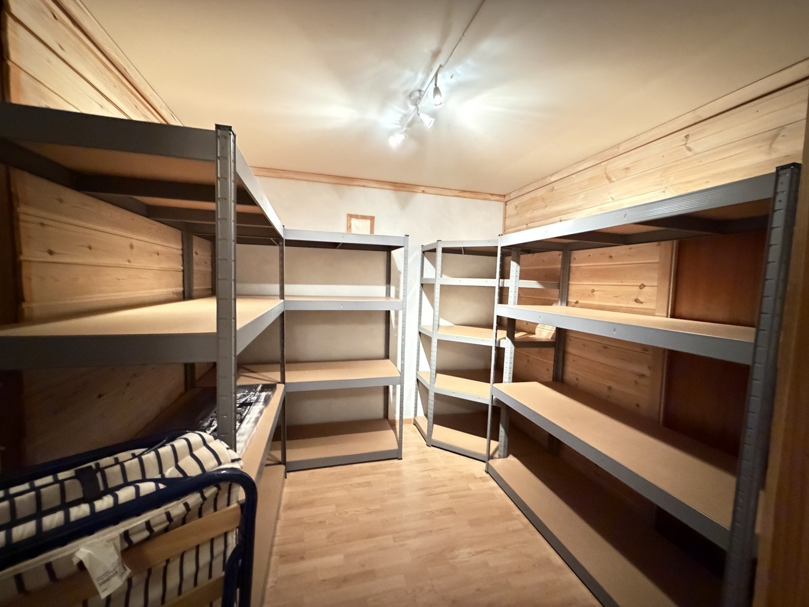 Bod av generøs størrelse, med oppbevaringsplass. Galleribilde