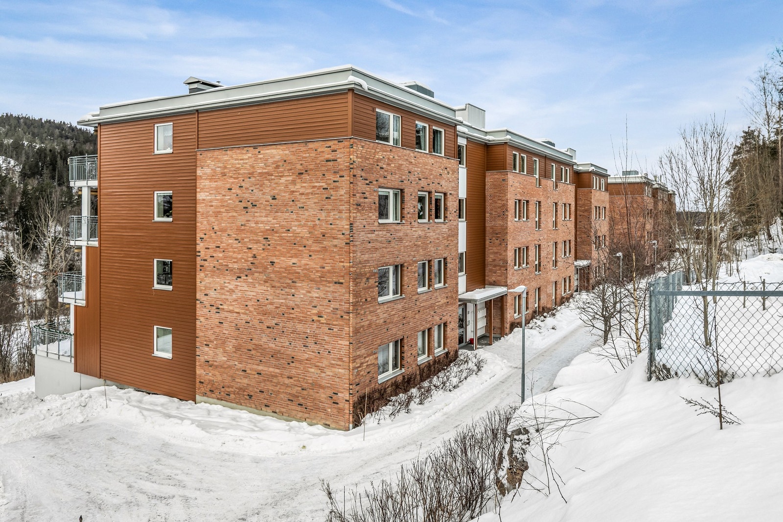 Leiligheten ligger som innerst blokk i et ellers rolig nabolag. Galleribilde