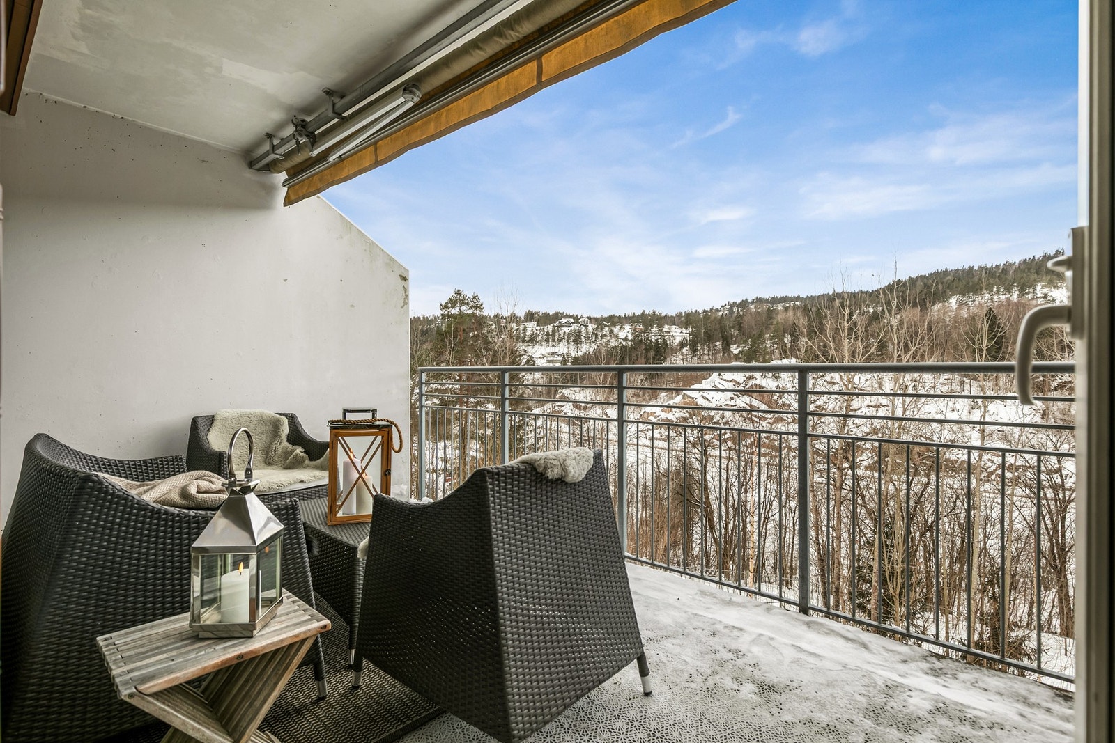 Romslig balkong på ca. 15 m² med gode solforhold. Galleribilde