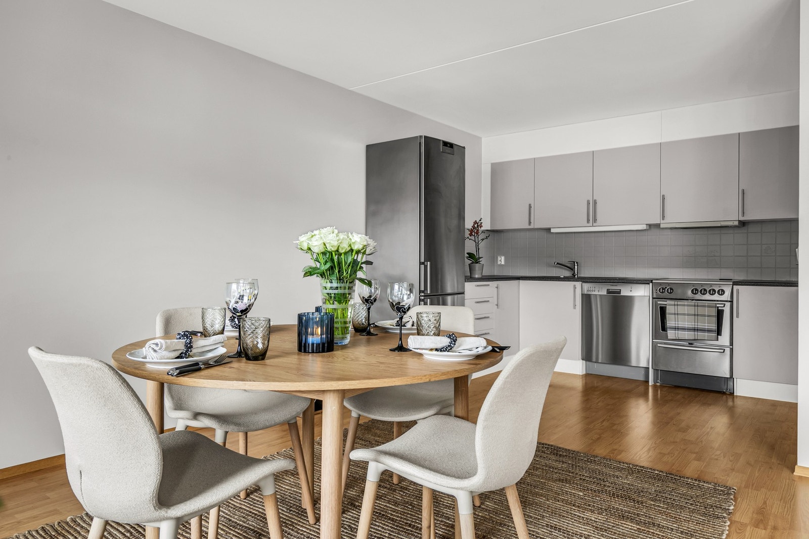 Åpen løsning mot kjøkkenet skaper en sosial og funksjonell planløsning - perfekt for både hverdagsliv og gjester. Galleribilde