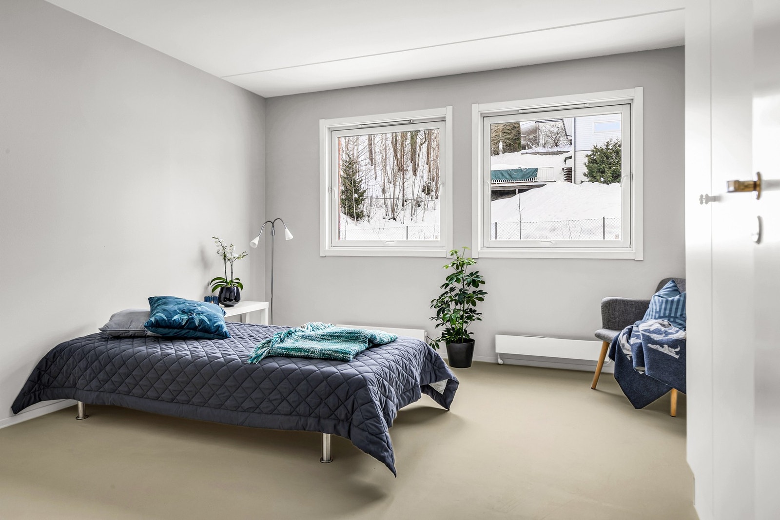 Romslig hovedsoverom med plass til dobbeltseng og garderobeløsning Galleribilde