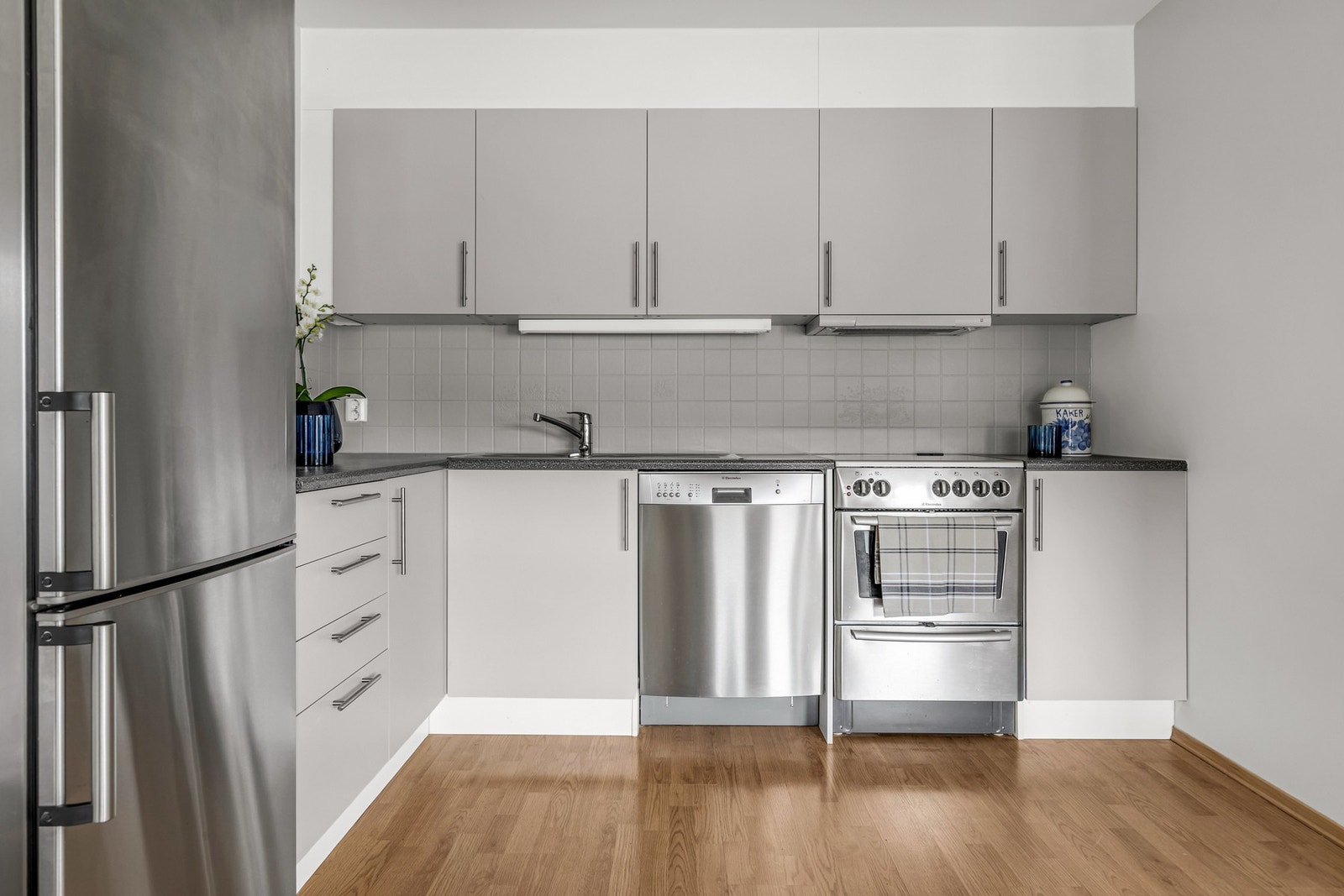 Kjøkken med malte fronter og laminat benkeplate - praktisk og godt vedlikeholdt. Galleribilde