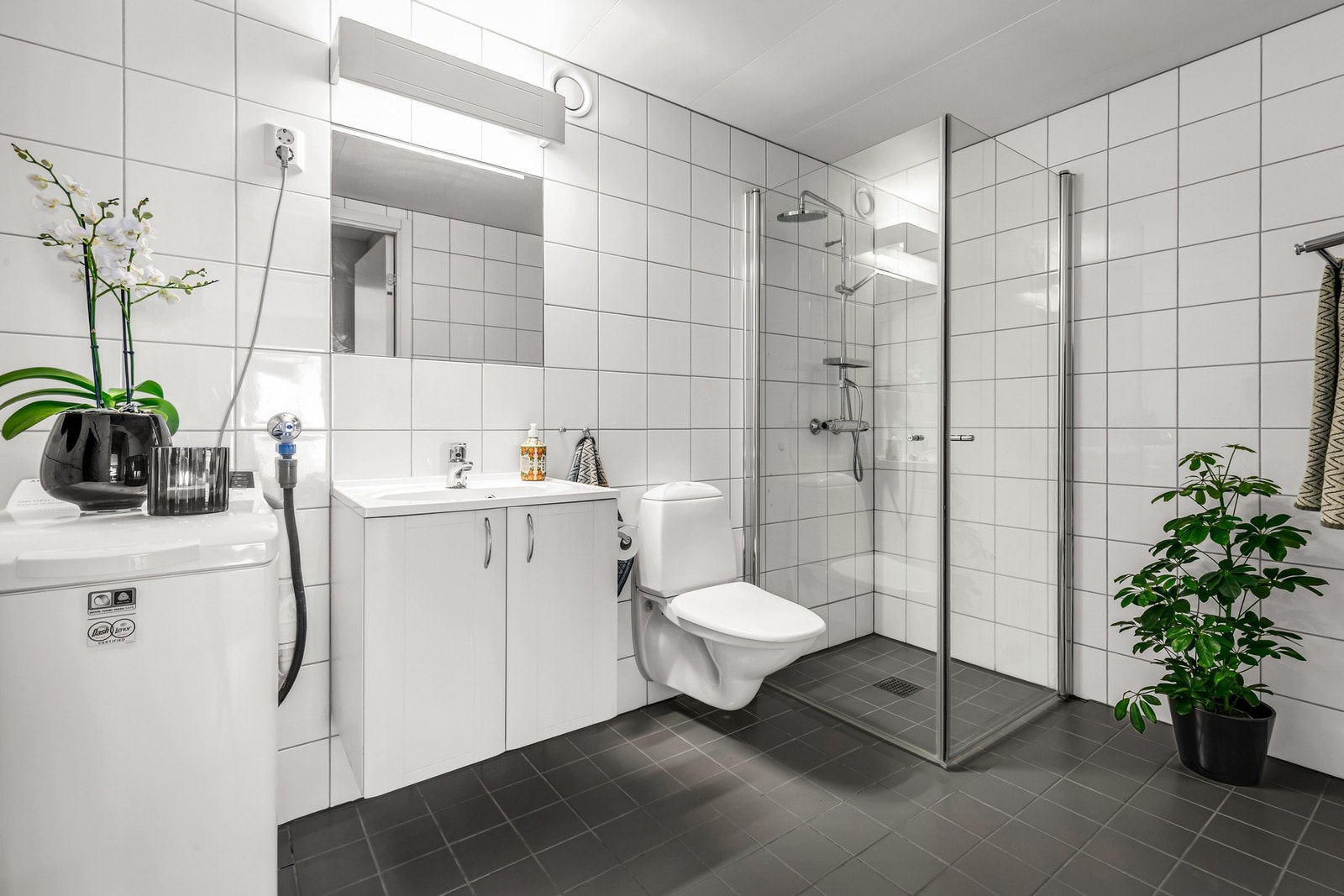 Badet har opplegg for vaskemaskin og en funksjonell planløsning med gode oppbevaringsmuligheter. Galleribilde