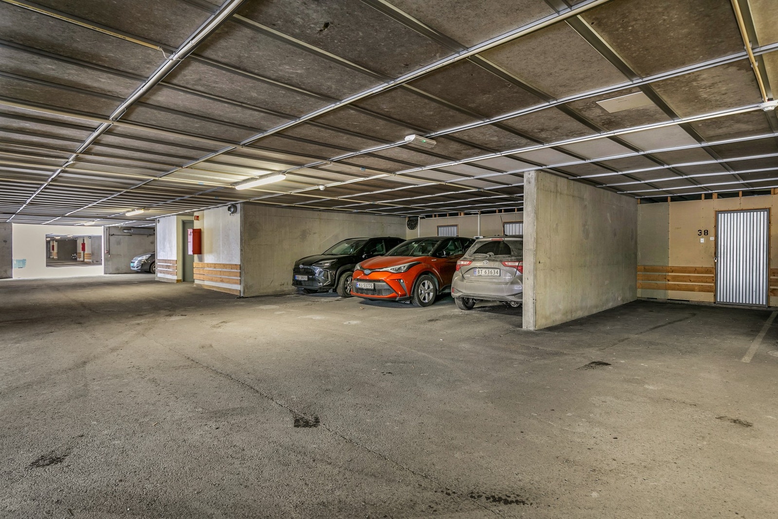 Fast parkeringsplass i garasjen. Direkte adkomst fra leilighetsbygget. Galleribilde