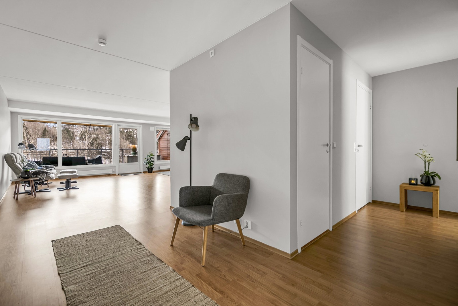 Romslig gang med gode muligheter for å henge fra seg yttertøyet. Galleribilde