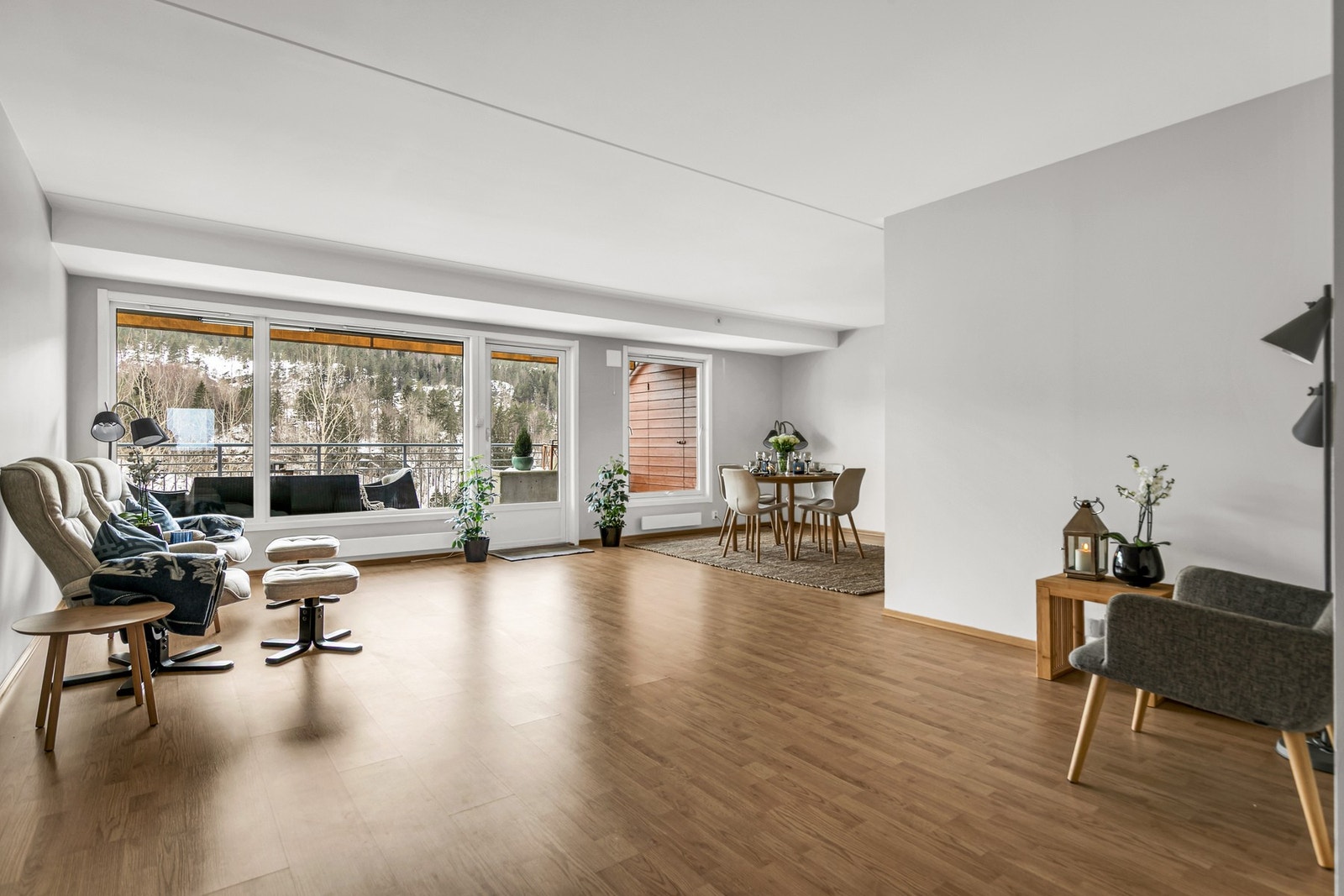 Lys og romslig stue med store vindusflater som slipper inn rikelig med naturlig lys og gir en luftig romfølelse. Galleribilde