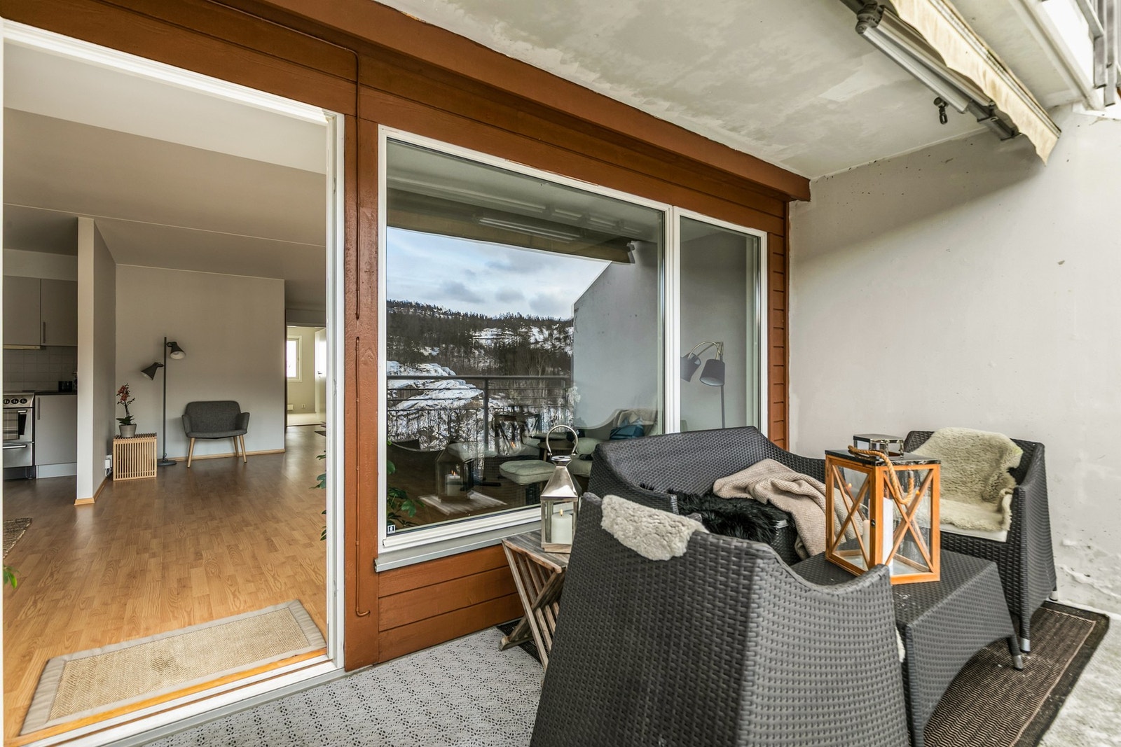 Balkongen har også en praktisk utvendig bod på balkongen gir ekstra lagringsplass Galleribilde