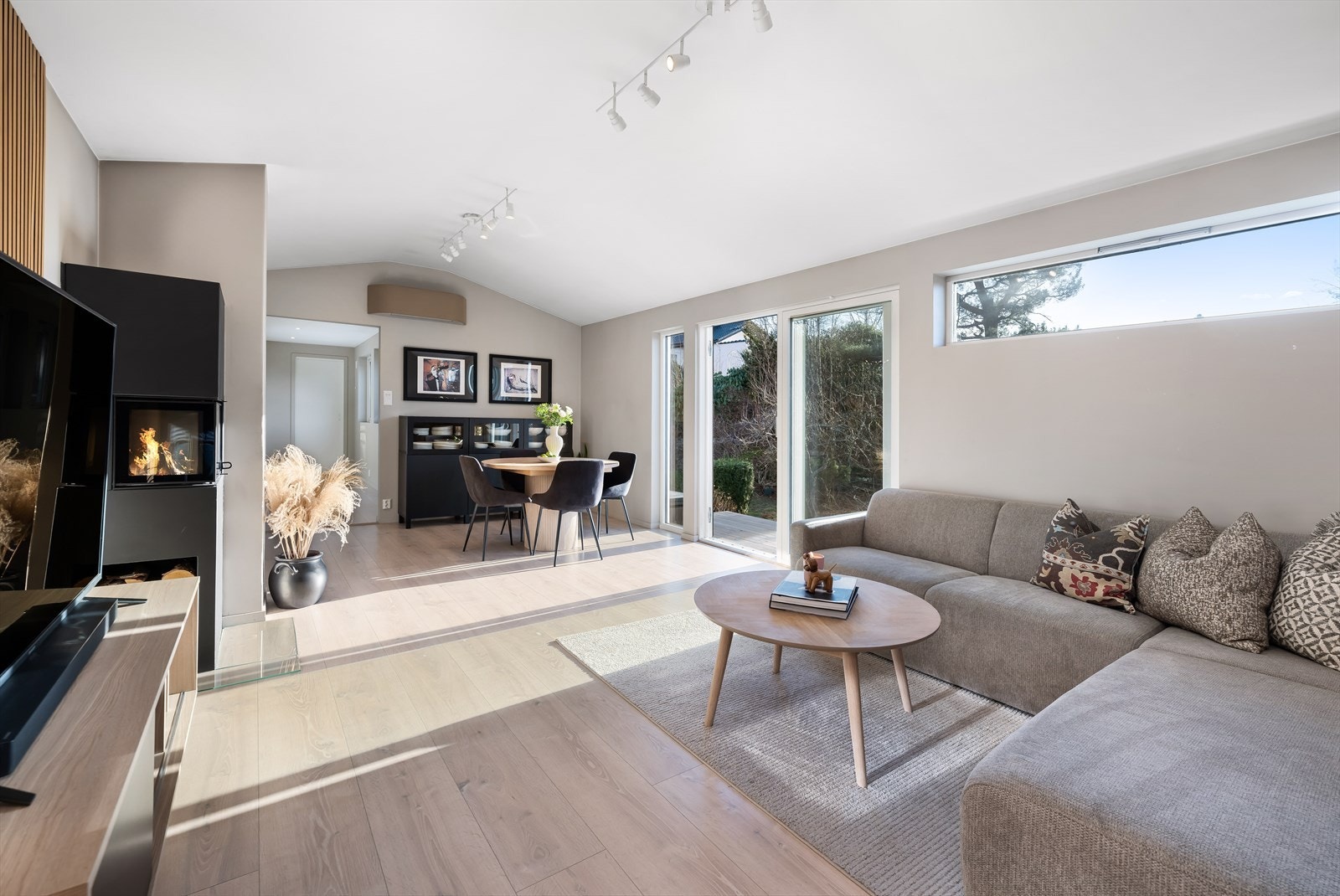 Velkommen til et moderne og vakkert utformet enderekkehus med sentral beliggenhet på Tertnes. Det meste av boligen er oppusset og modernisert de siste årene. Gangavstand til det meste og gode solforhold. Galleribilde