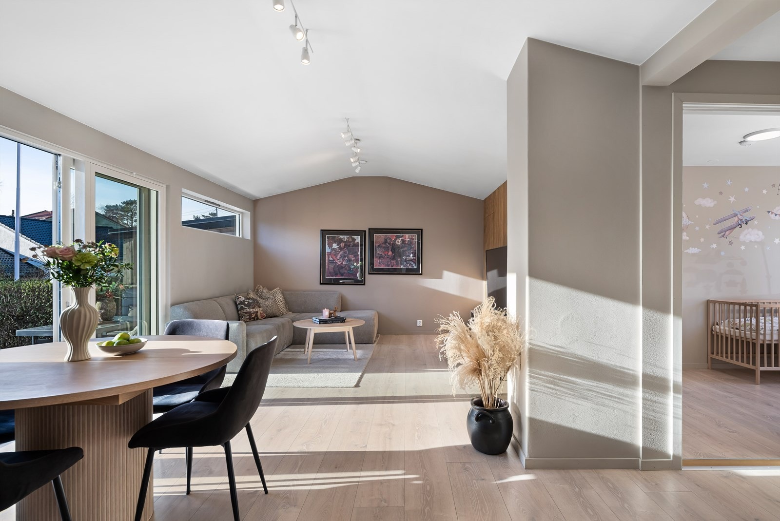 Luftig og flott stue med plass til spisebord. Utgang til terrasse og hage. Nye gulv, peis, overflater, varmepumpe mm. Galleribilde