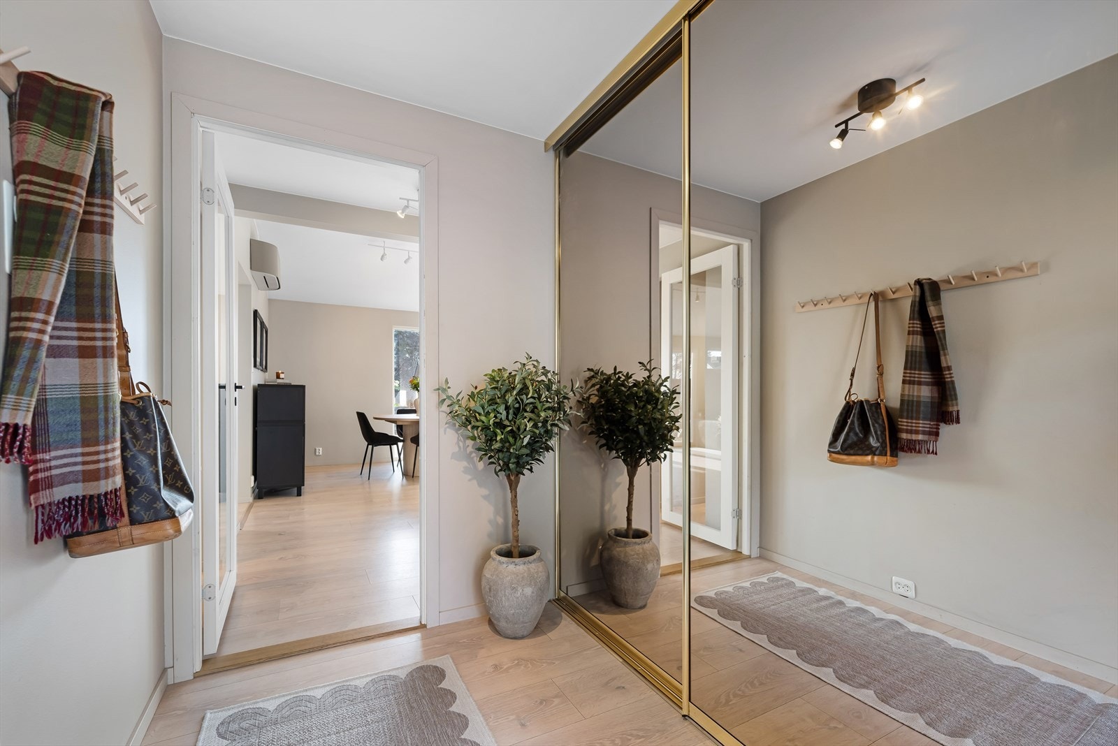 Velkommen inn. Entré med skyvedørsgarderobe. Galleribilde