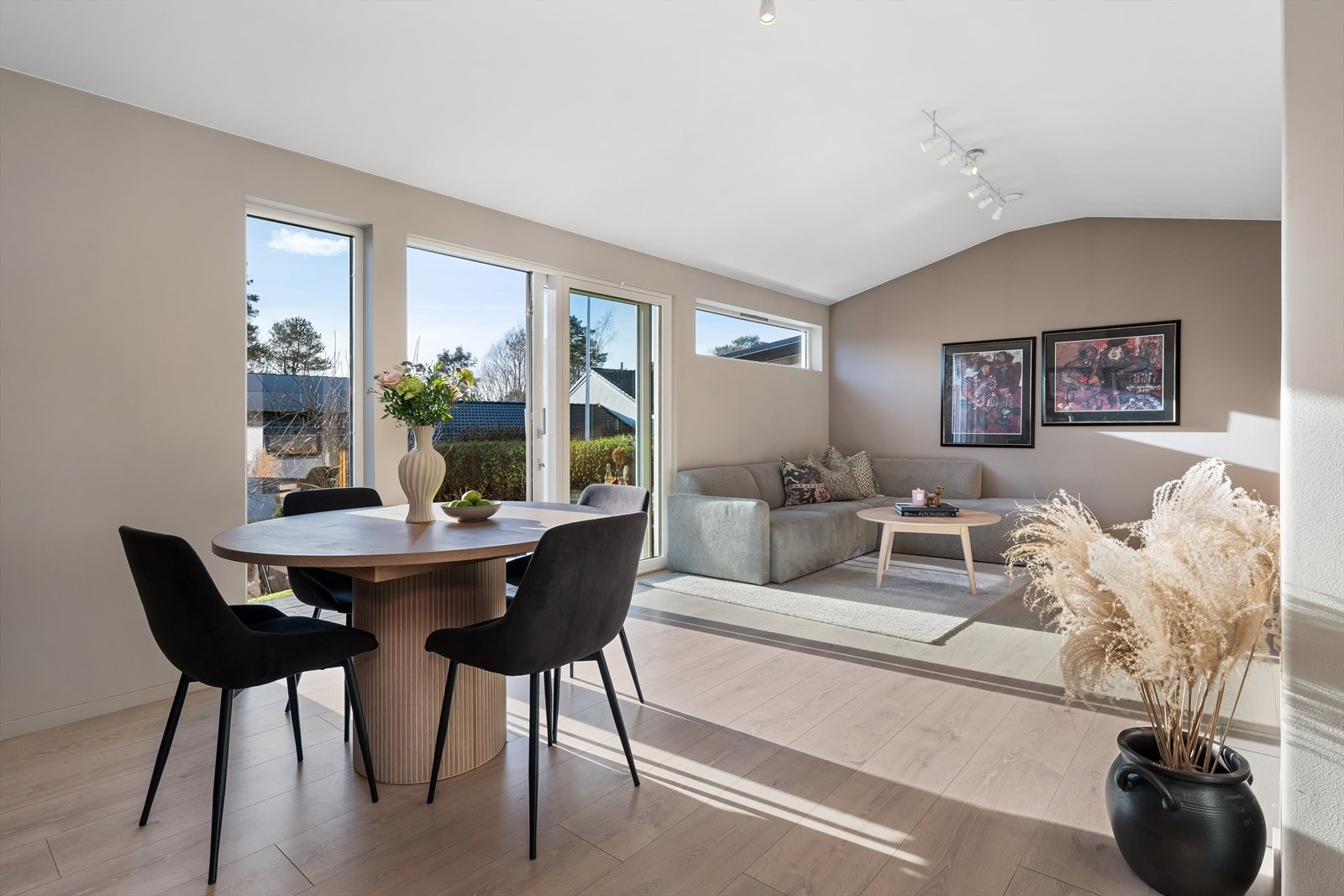 Stor og god stue med moderne utforming og overflater. Galleribilde