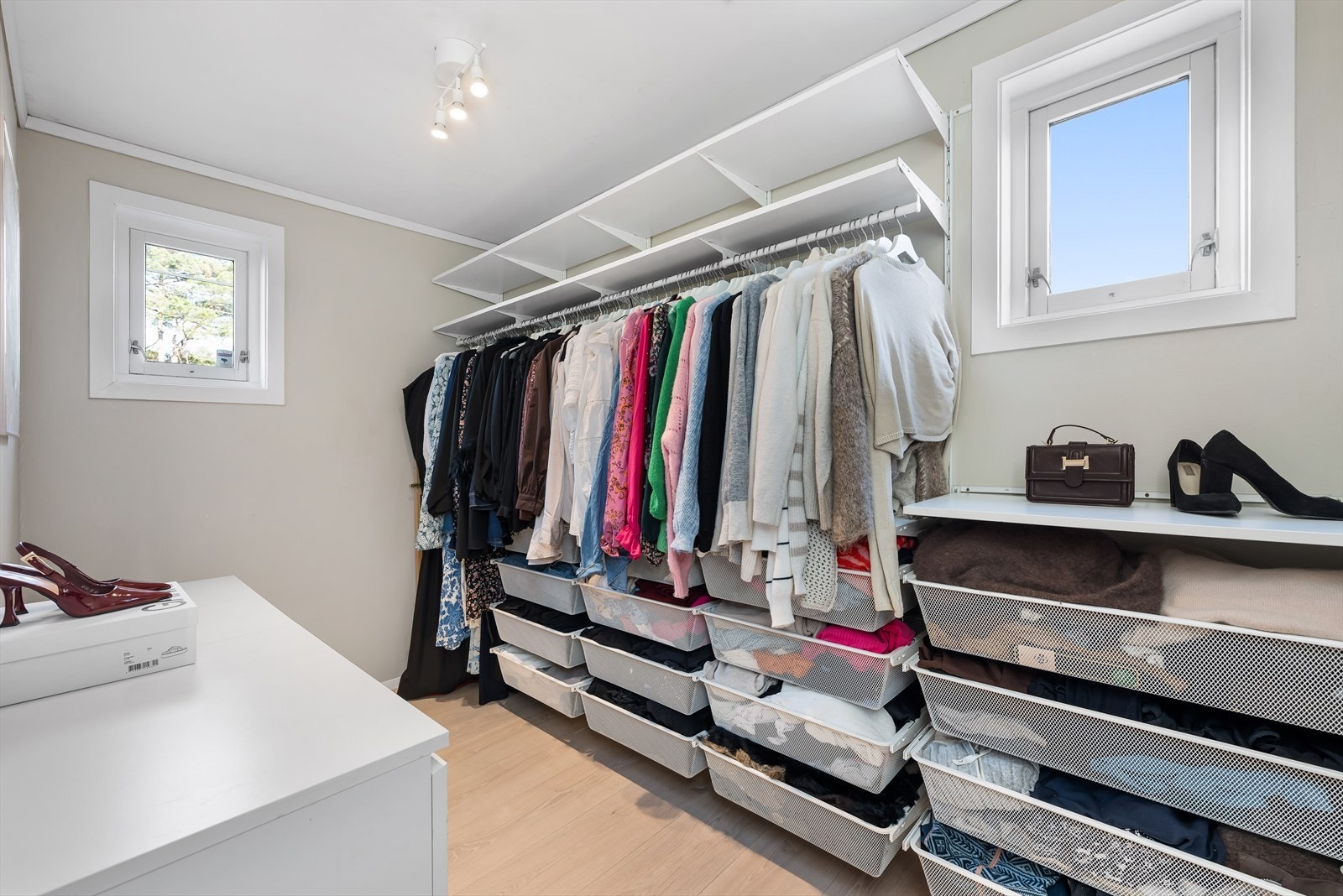 Bod brukt som walk-in garderobe. Tilhørende hovedsoverommet. Galleribilde