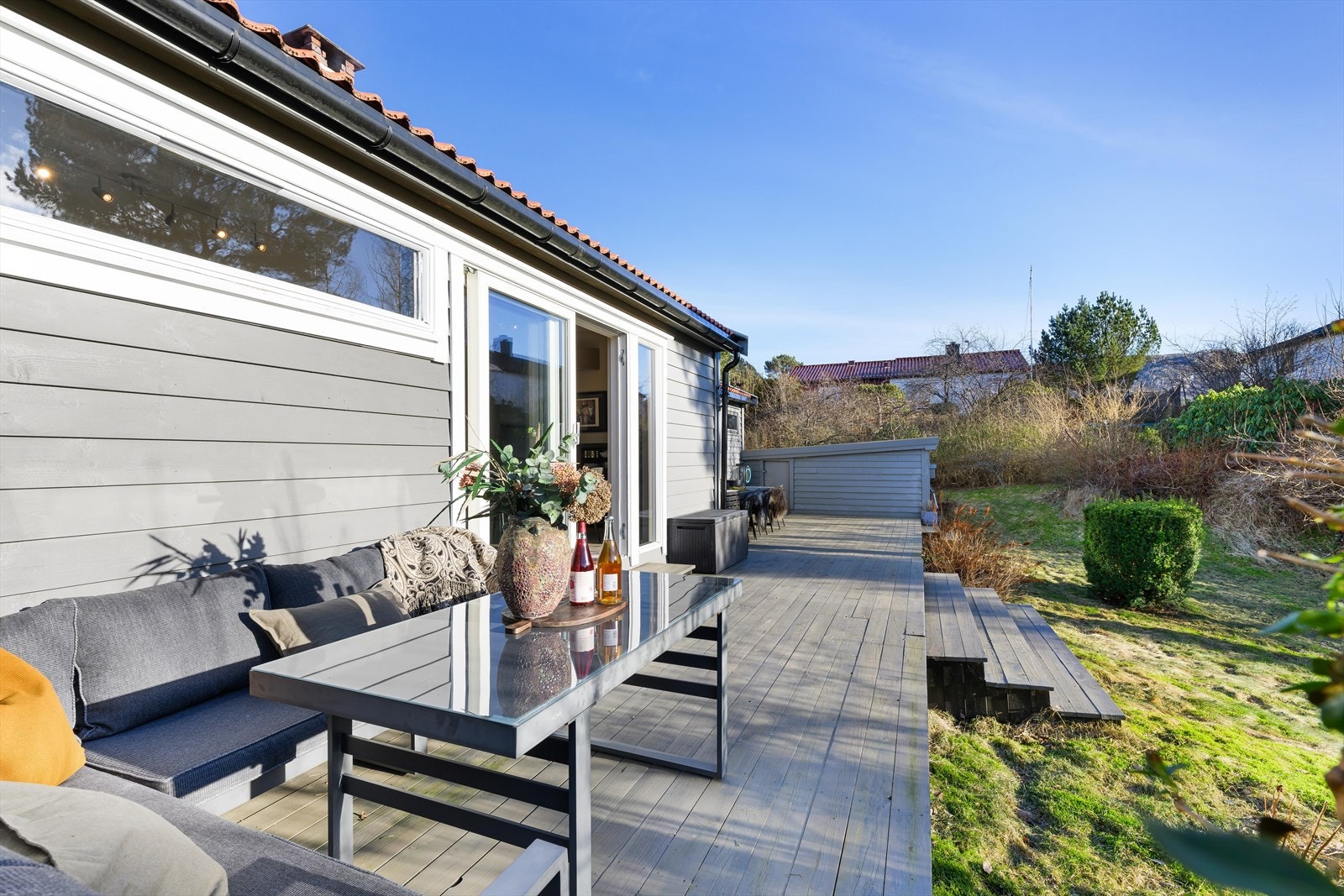 Terrasse med utgang fra stue. Gode solforhold med stor hage. Galleribilde