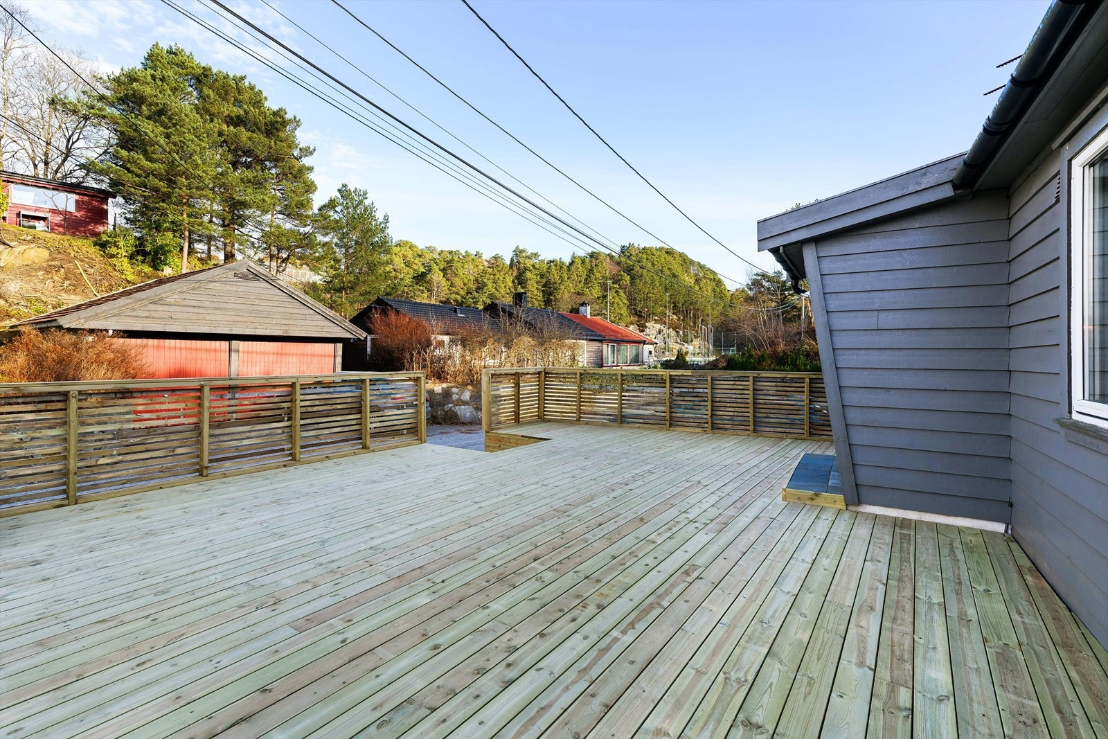 Stor og god terrasse i front av boligen. Galleribilde