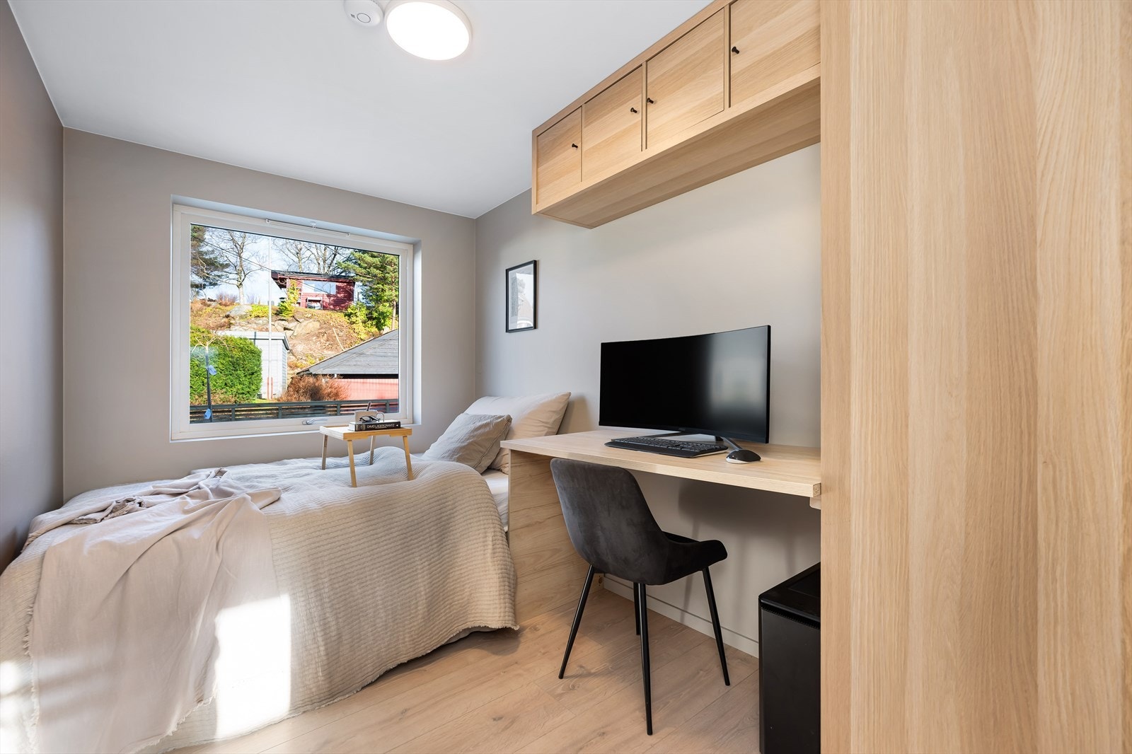 Soverom 2 ved stue. meget godt utnyttet om det skal være barnerom, gjesterom eller kontor. Galleribilde