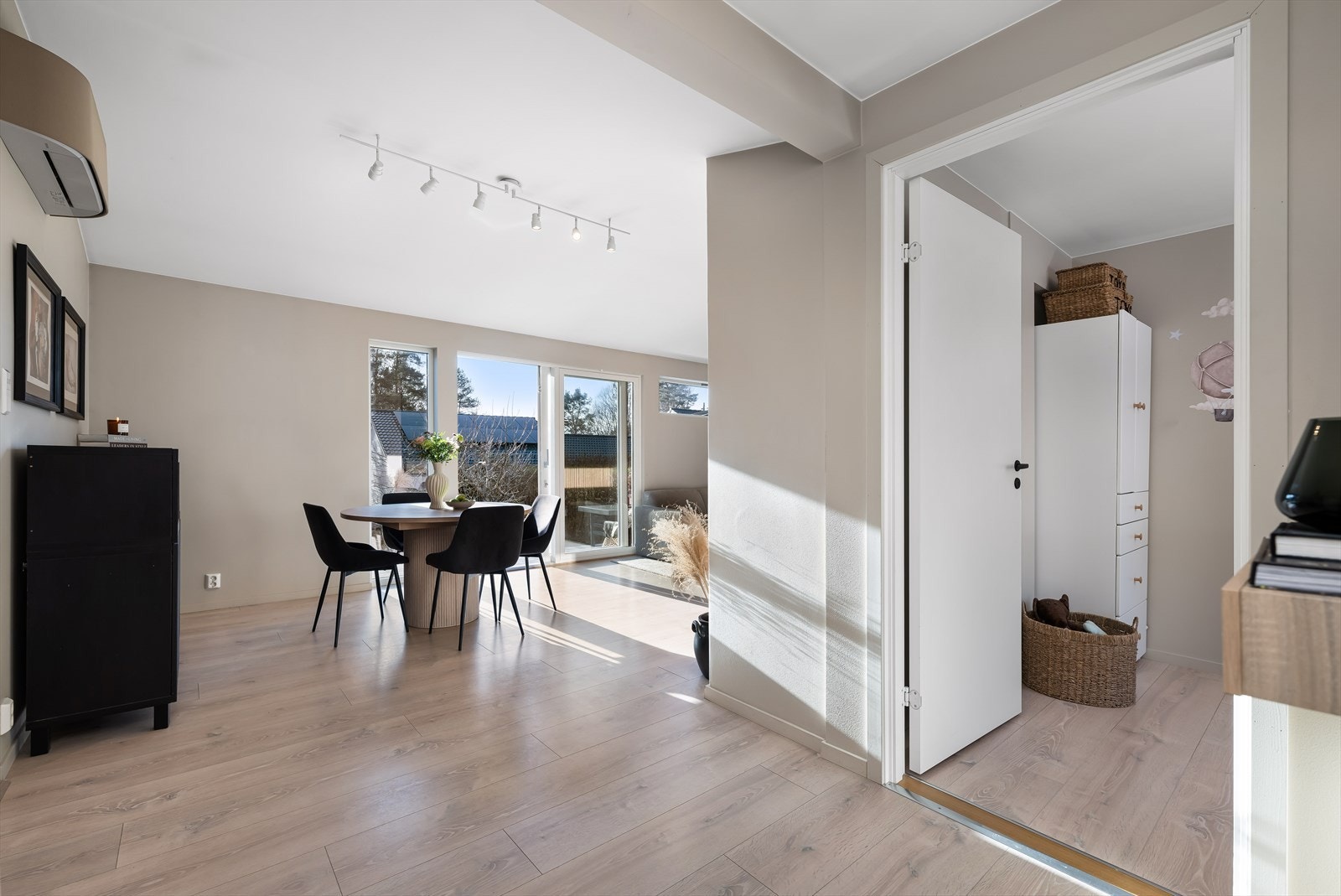 Stue fra entré. Varmepumpe montert i stue. Galleribilde