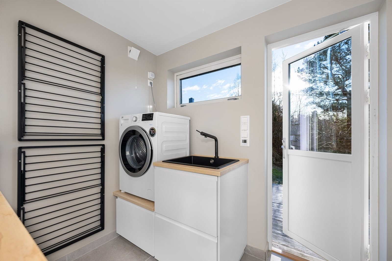 Vaskerom med egen dør ut i hage/terrasse. Galleribilde