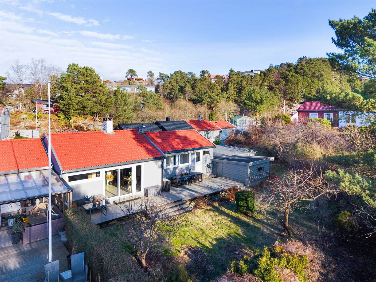 Koselig hage med terrasse, bod og hage med beplanting. Galleribilde