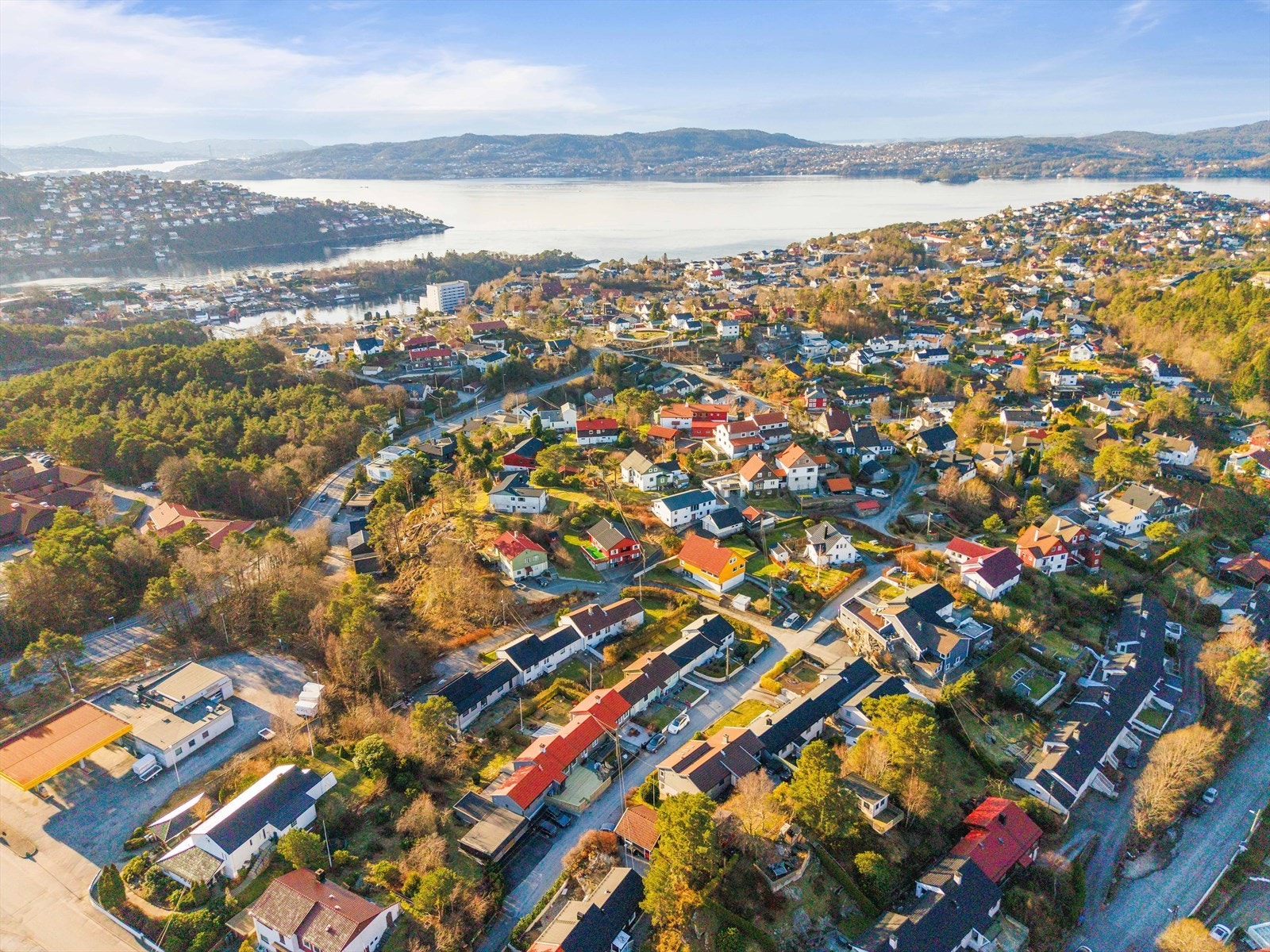 Meget sentral beliggenhet med gangavstand til buss, idrettsplass, barnehage, skole, skog og natur mm. Galleribilde
