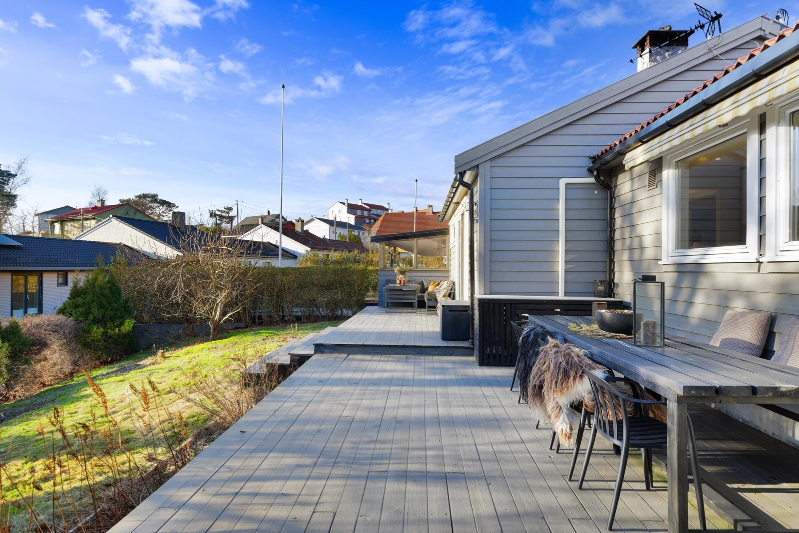 Stor og god terrasse utenfor stue og kjøkken. Galleribilde