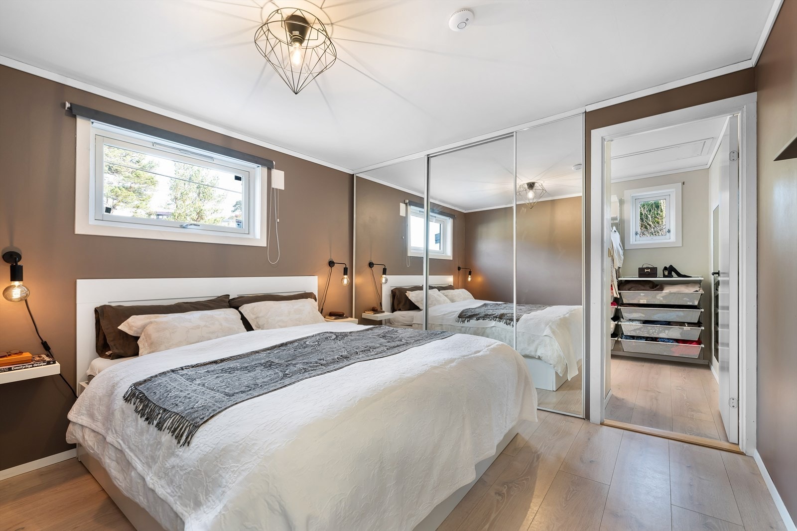 Nydelig hovedsoverom med god plass, skyvedørsgarderobe med tilhørende bod. Brukt som walk-in garderobe. Galleribilde