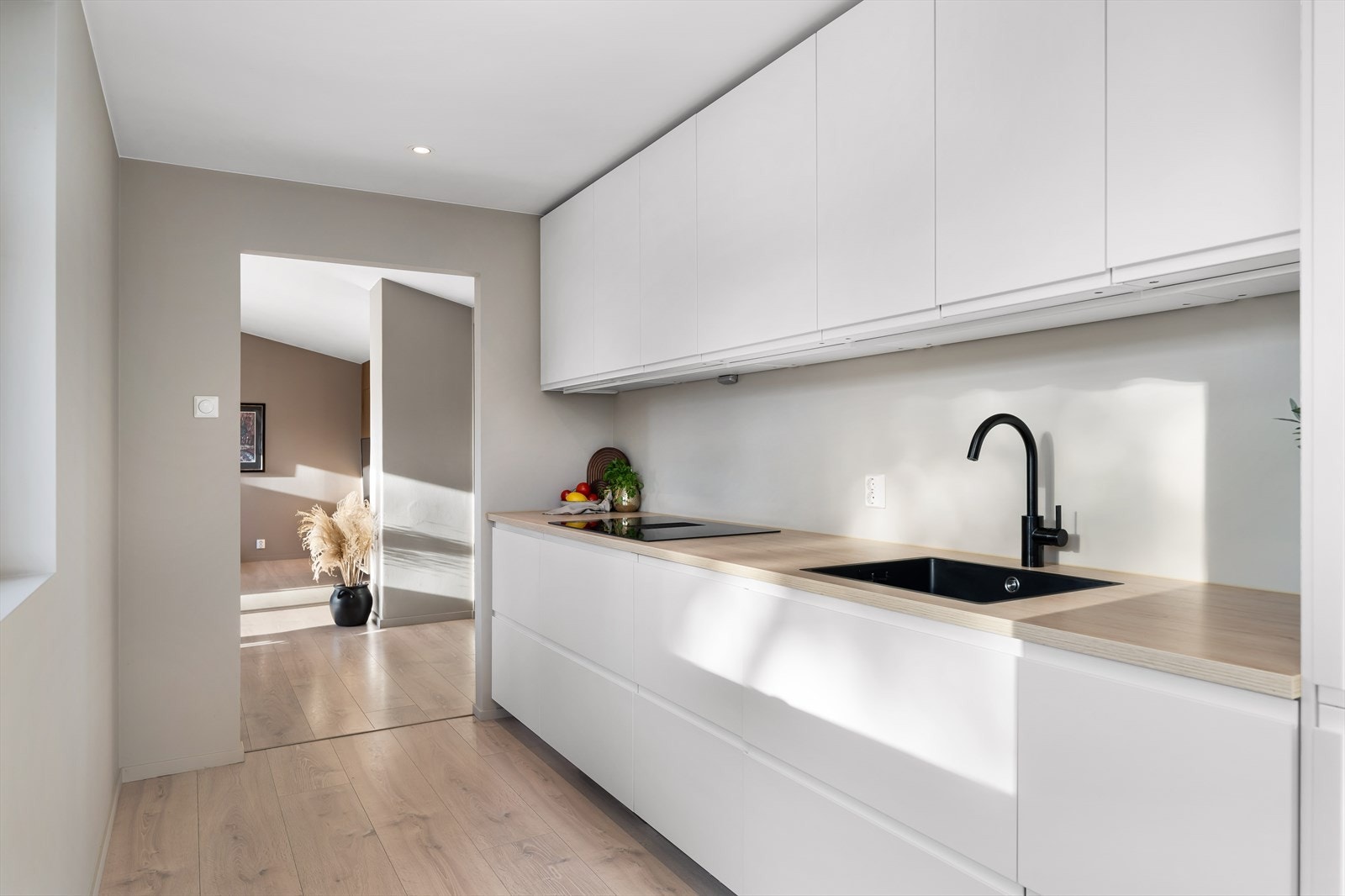 Kjøkken mot stue. Galleribilde