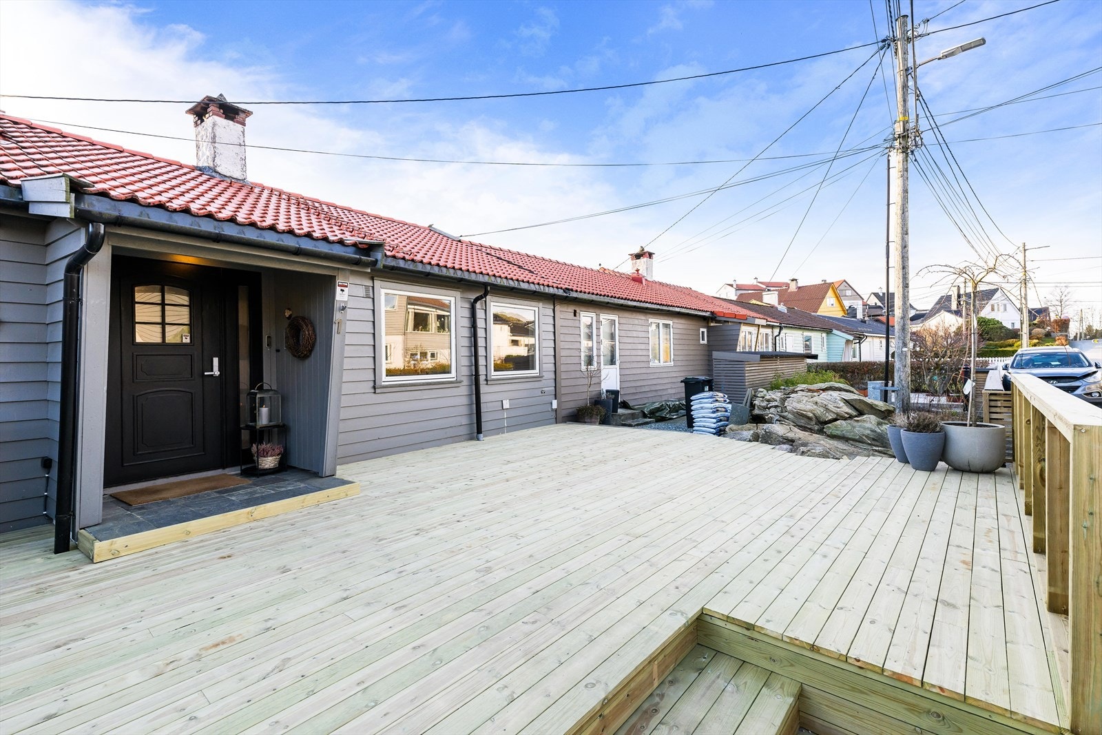 Velkommen inn! Flott uteplass ved inngangsparti. Ferdig oppført i 2025. Galleribilde