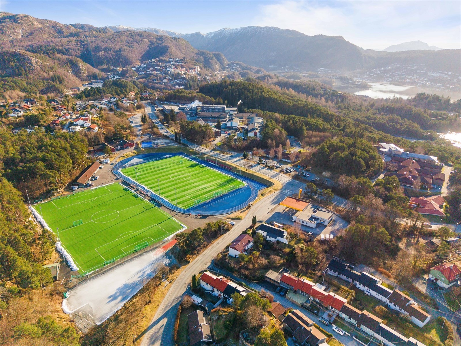 Boligen ligger rett ved Tertnes Idrettslags klubbhus og idrettsplass. Ved Åstveit ungdomskole og Tertnes videregående finner man Åstveithallen med gymsal og svømmehall. Galleribilde